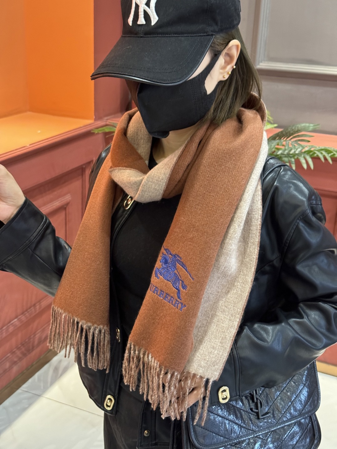 ✨✨太美了😍巴宝莉 情侣款 美到要尖叫😱专柜最新款🎊英伦欧美范儿 又是一款即时尚又实用的大围巾&长巾，🎆