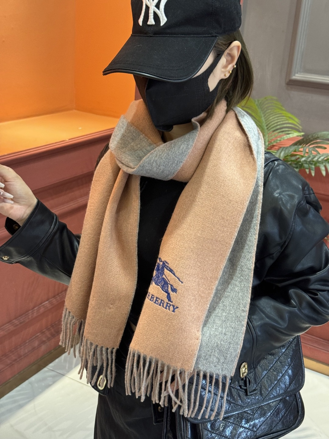 ✨✨太美了😍巴宝莉 情侣款 美到要尖叫😱专柜最新款🎊英伦欧美范儿 又是一款即时尚又实用的大围巾&长巾，🎆