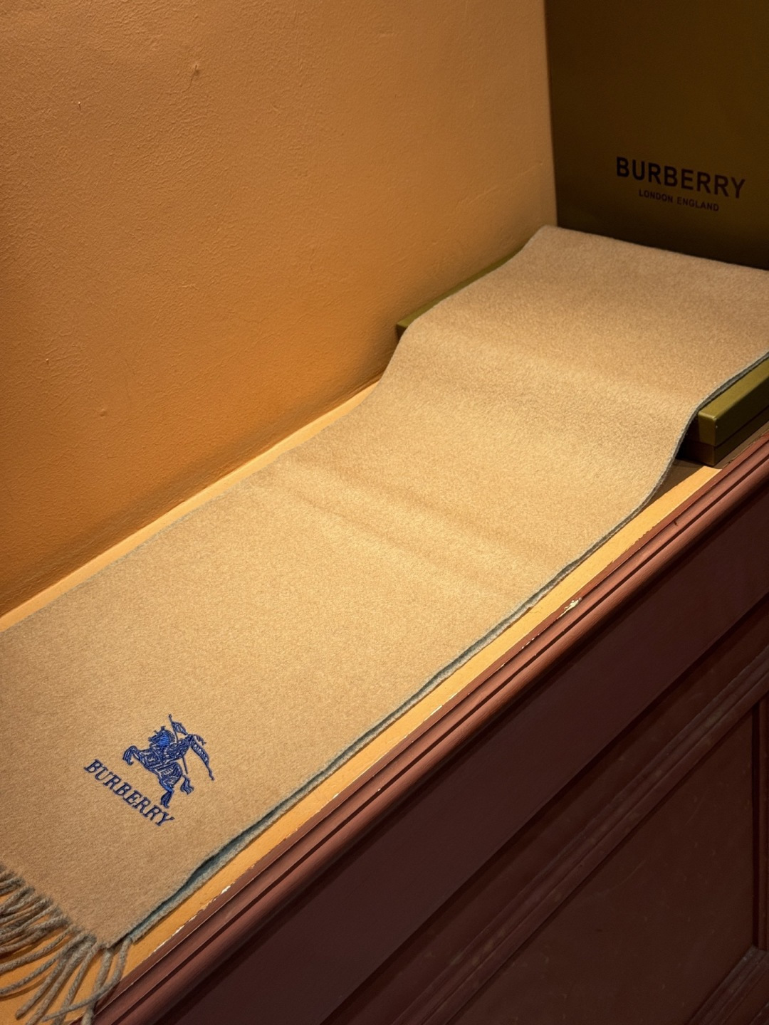 ✨✨太美了😍巴宝莉 情侣款 美到要尖叫😱专柜最新款🎊英伦欧美范儿 又是一款即时尚又实用的大围巾&长巾，🎆