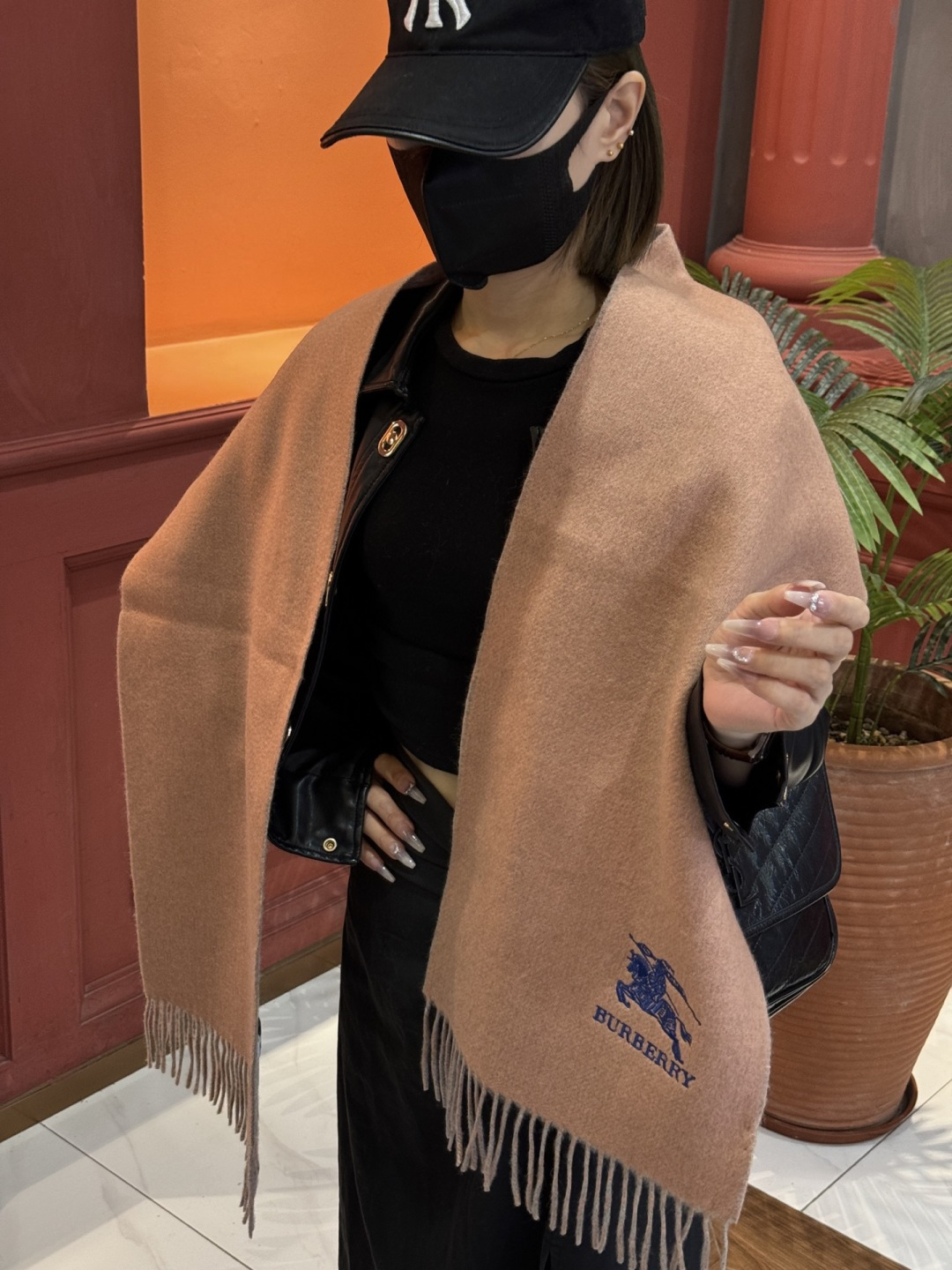 ✨✨太美了😍巴宝莉 情侣款 美到要尖叫😱专柜最新款🎊英伦欧美范儿 又是一款即时尚又实用的大围巾&长巾，🎆