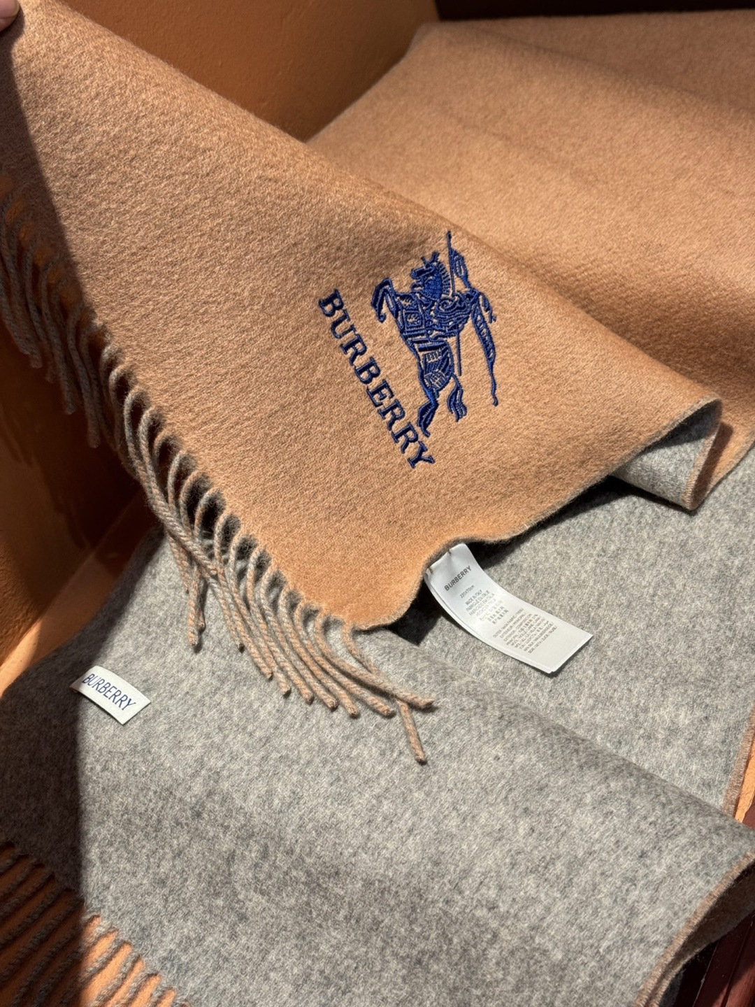 ✨✨太美了😍巴宝莉 情侣款 美到要尖叫😱专柜最新款🎊英伦欧美范儿 又是一款即时尚又实用的大围巾&长巾，🎆