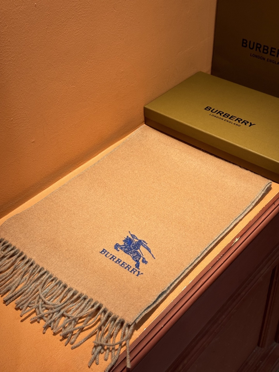 ✨✨太美了😍巴宝莉 情侣款 美到要尖叫😱专柜最新款🎊英伦欧美范儿 又是一款即时尚又实用的大围巾&长巾，🎆