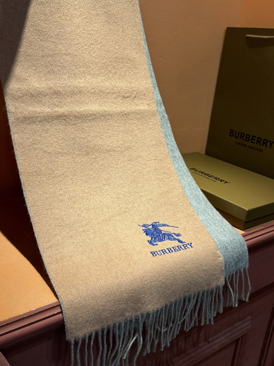 ✨✨太美了😍巴宝莉 情侣款 美到要尖叫😱专柜最新款🎊英伦欧美范儿 又是一款即时尚又实用的大围巾&长巾，🎆