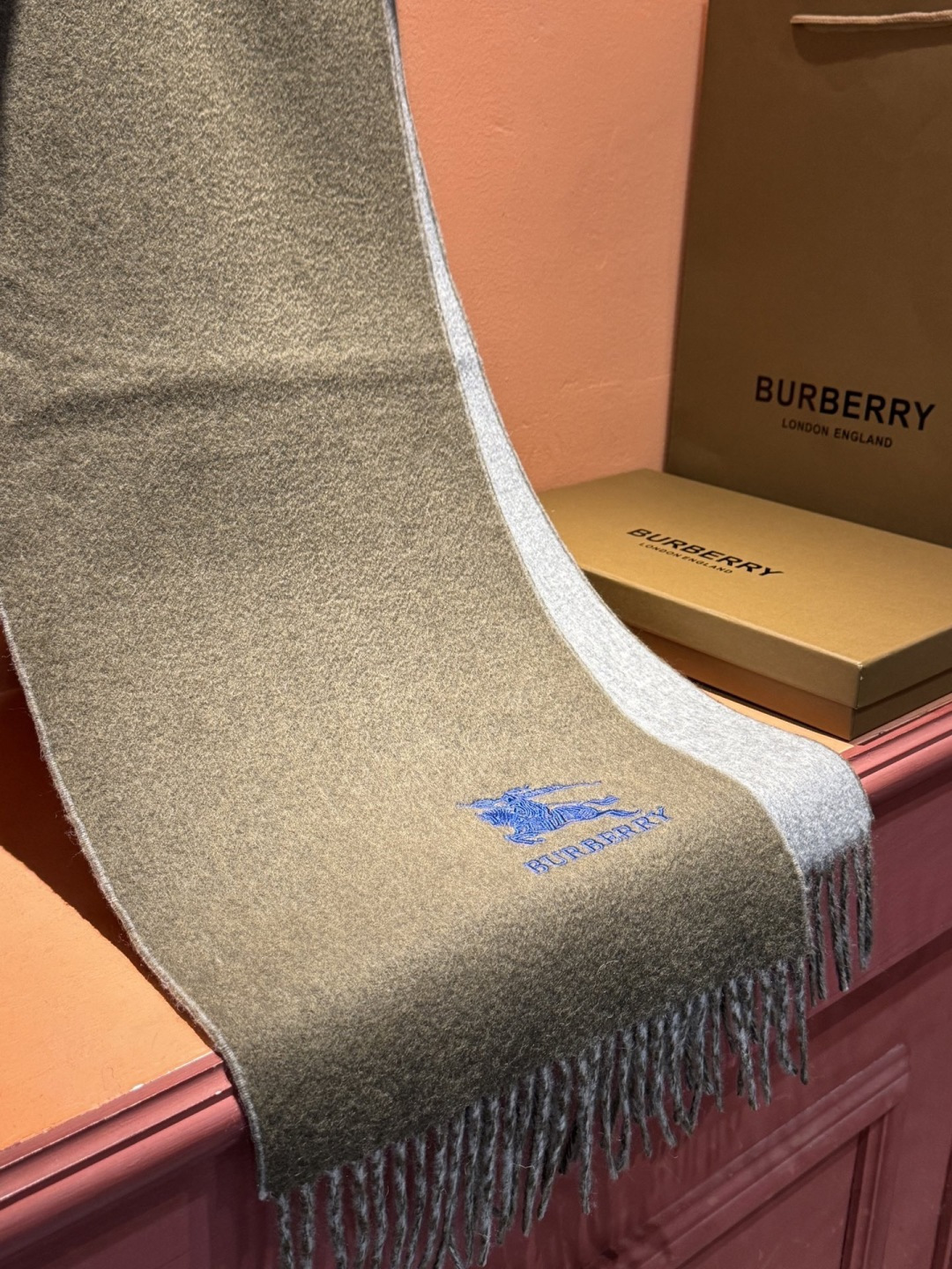 ✨✨太美了😍巴宝莉 情侣款 美到要尖叫😱专柜最新款🎊英伦欧美范儿 又是一款即时尚又实用的大围巾&长巾，🎆