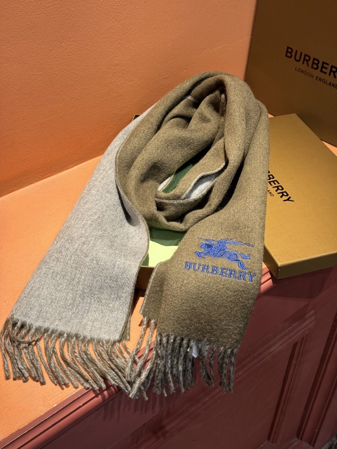 ✨✨太美了😍巴宝莉 情侣款 美到要尖叫😱专柜最新款🎊英伦欧美范儿 又是一款即时尚又实用的大围巾&长巾，🎆