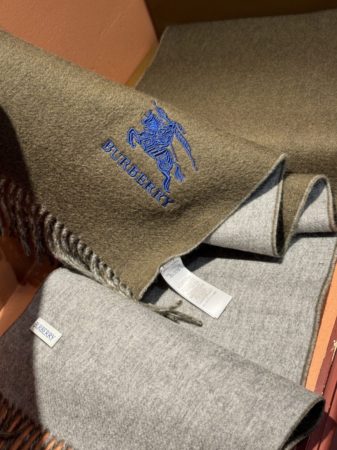 ✨✨太美了😍巴宝莉 情侣款 美到要尖叫😱专柜最新款🎊英伦欧美范儿 又是一款即时尚又实用的大围巾&长巾，🎆