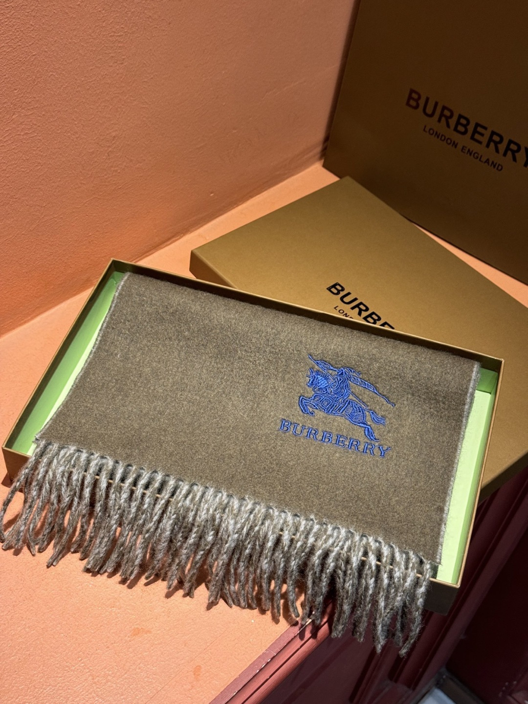 ✨✨太美了😍巴宝莉 情侣款 美到要尖叫😱专柜最新款🎊英伦欧美范儿 又是一款即时尚又实用的大围巾&长巾，🎆