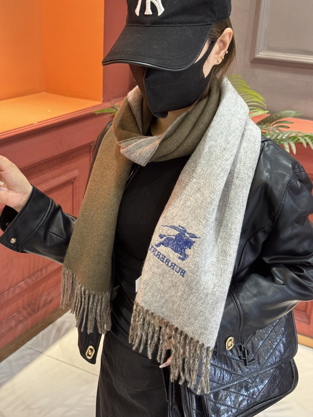 ✨✨太美了😍巴宝莉 情侣款 美到要尖叫😱专柜最新款🎊英伦欧美范儿 又是一款即时尚又实用的大围巾&长巾，🎆