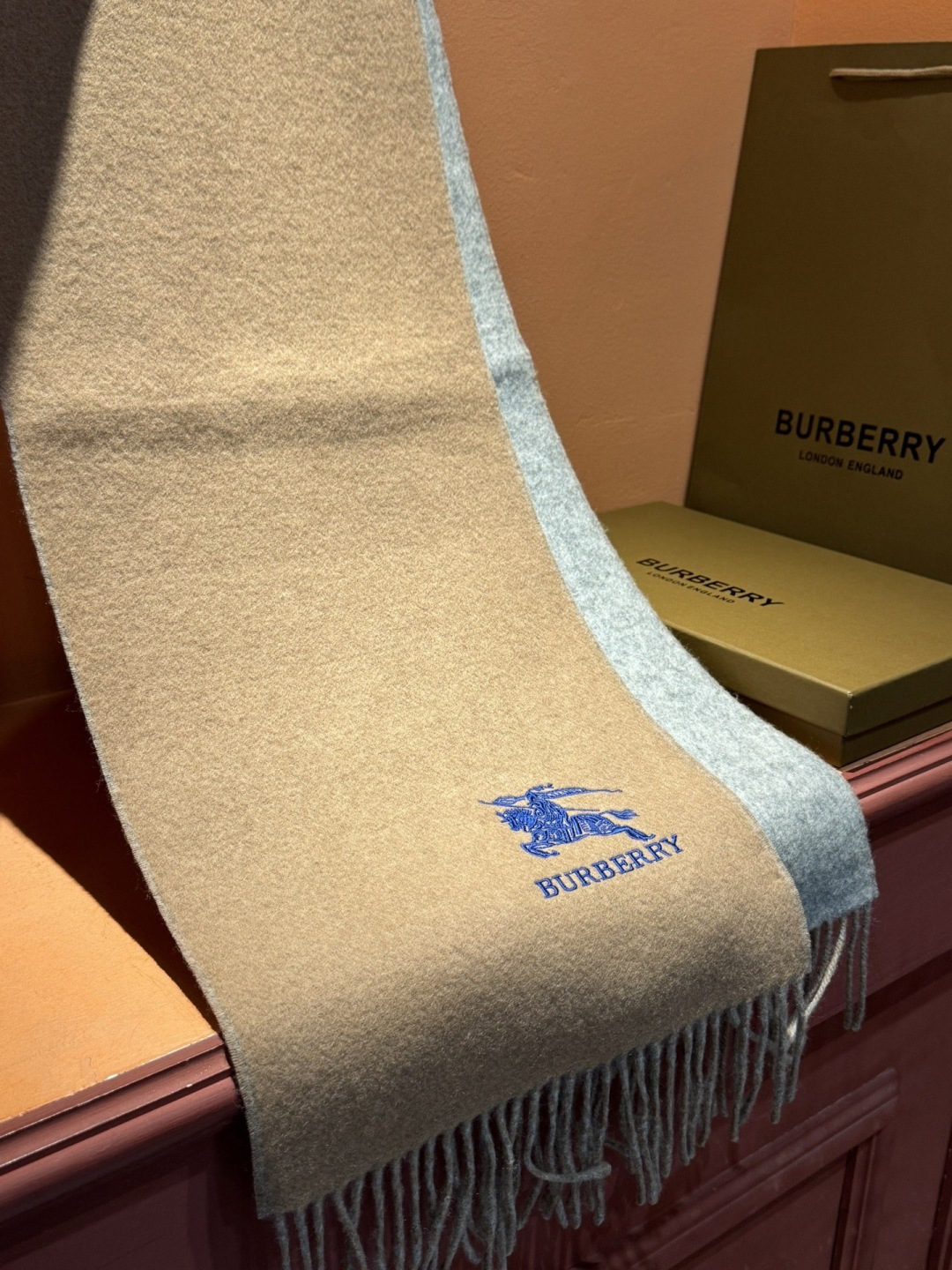 ✨✨太美了😍巴宝莉 情侣款 美到要尖叫😱专柜最新款🎊英伦欧美范儿 又是一款即时尚又实用的大围巾&长巾，🎆