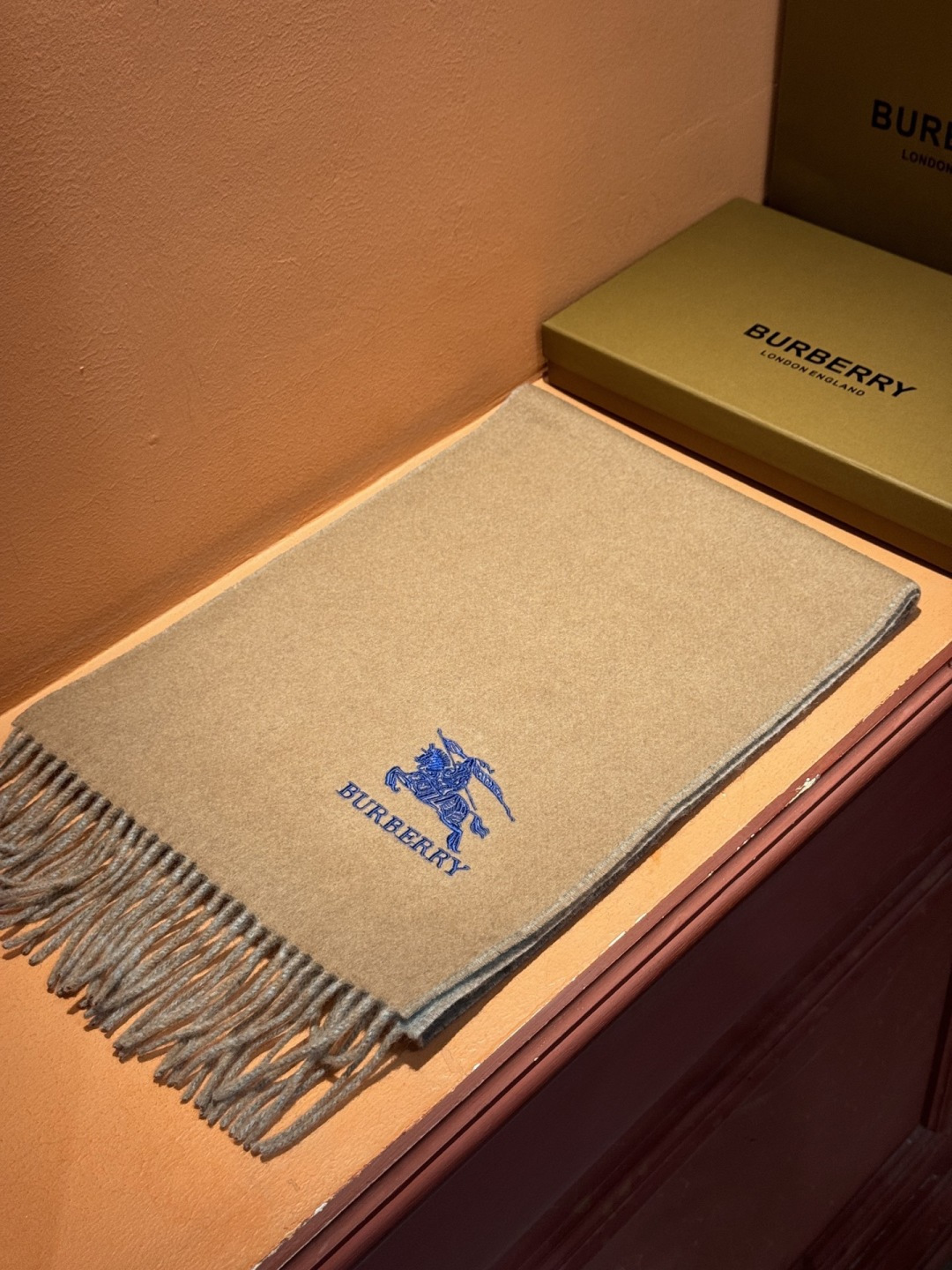 ✨✨太美了😍巴宝莉 情侣款 美到要尖叫😱专柜最新款🎊英伦欧美范儿 又是一款即时尚又实用的大围巾&长巾，🎆