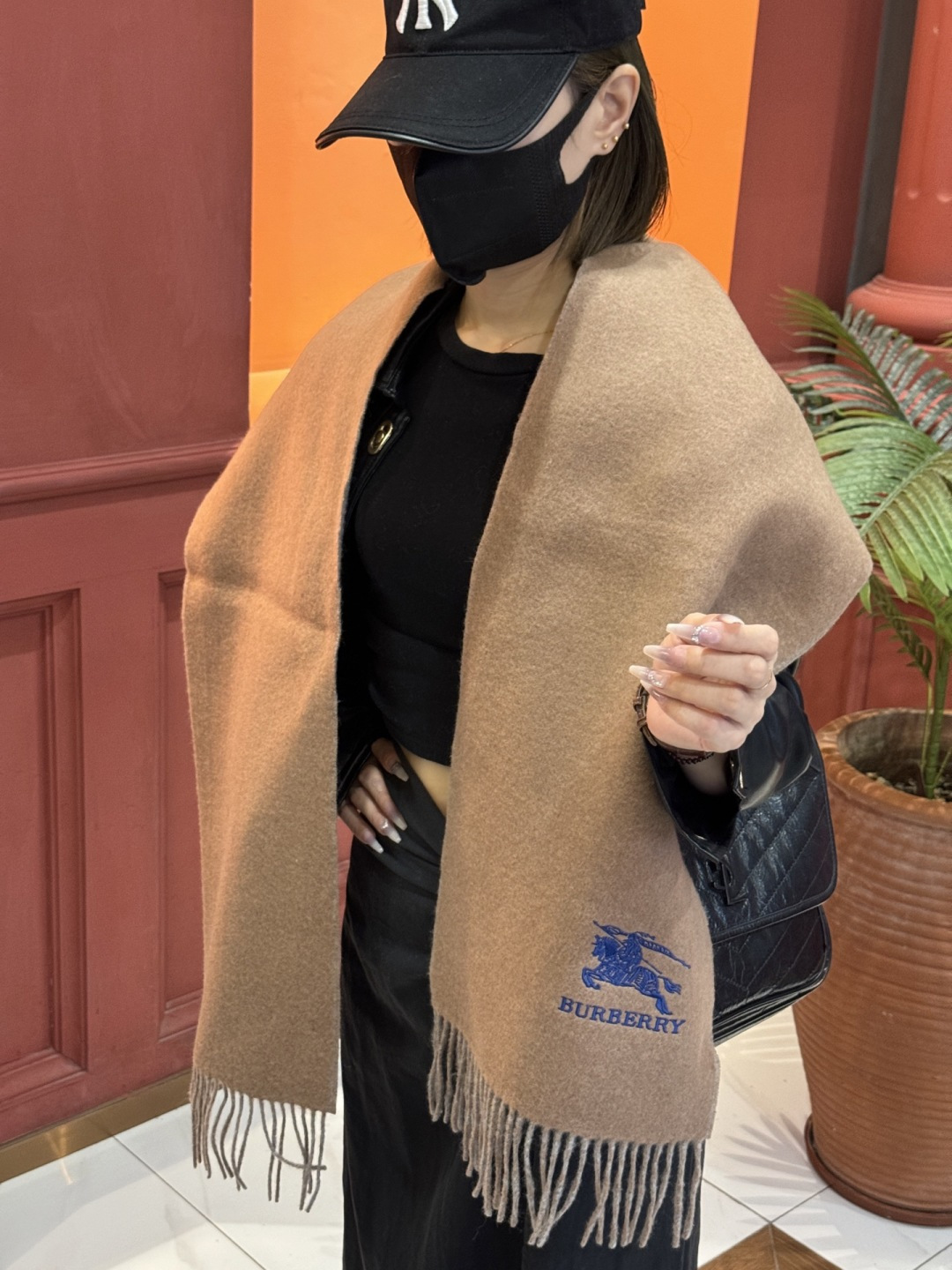 ✨✨太美了😍巴宝莉 情侣款 美到要尖叫😱专柜最新款🎊英伦欧美范儿 又是一款即时尚又实用的大围巾&长巾，🎆