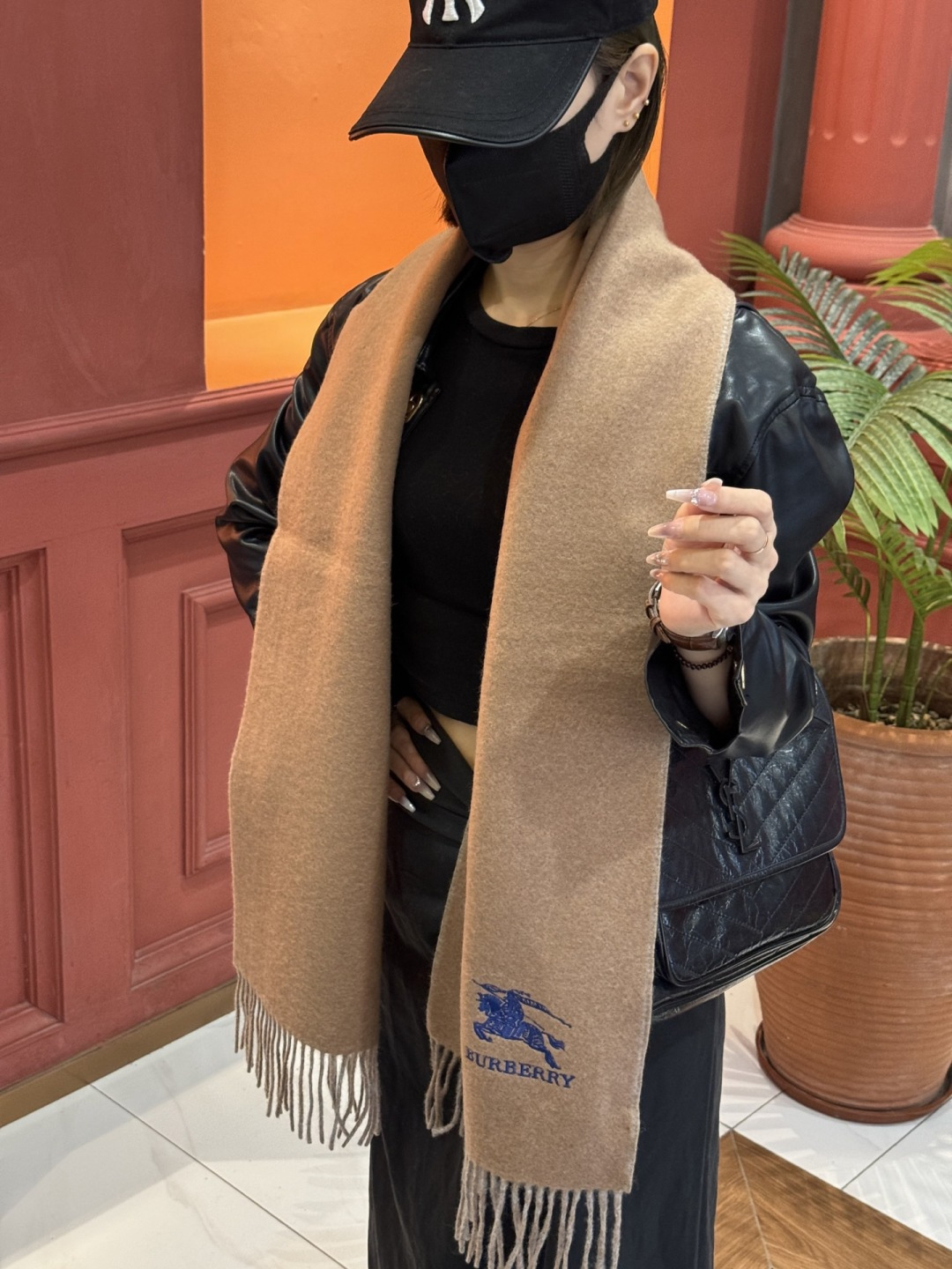 ✨✨太美了😍巴宝莉 情侣款 美到要尖叫😱专柜最新款🎊英伦欧美范儿 又是一款即时尚又实用的大围巾&长巾，🎆