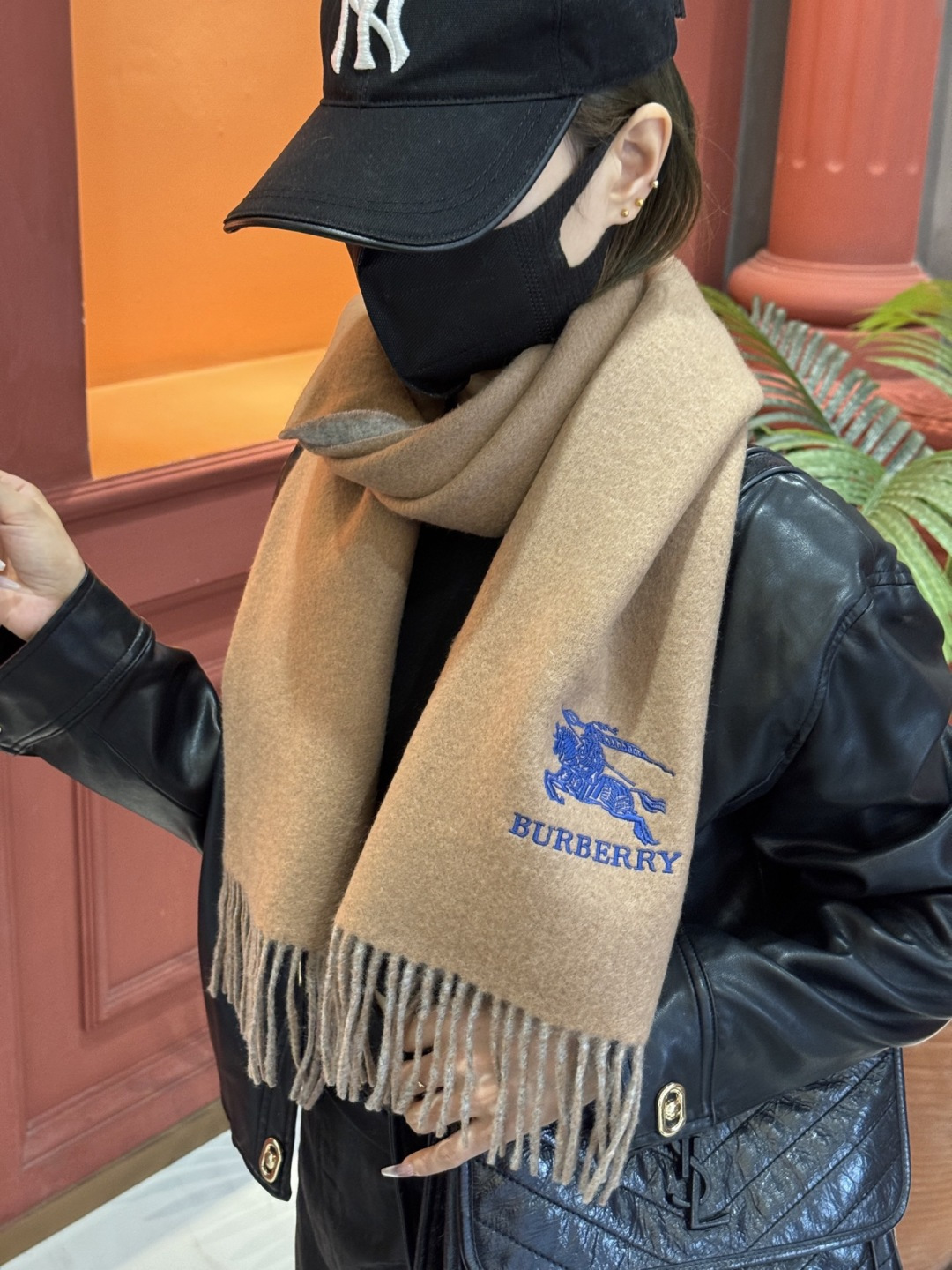 ✨✨太美了😍巴宝莉 情侣款 美到要尖叫😱专柜最新款🎊英伦欧美范儿 又是一款即时尚又实用的大围巾&长巾，🎆