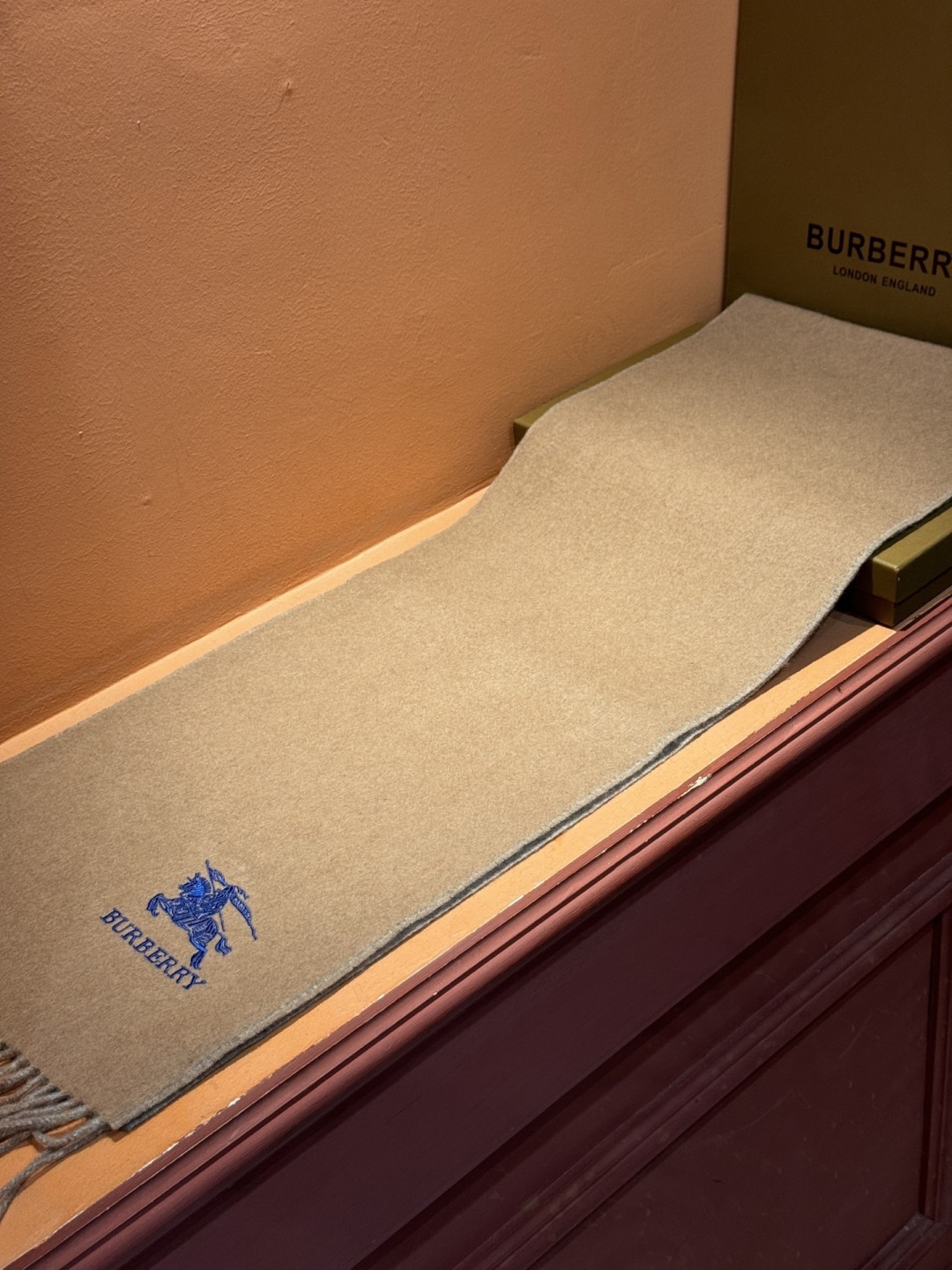 ✨✨太美了😍巴宝莉 情侣款 美到要尖叫😱专柜最新款🎊英伦欧美范儿 又是一款即时尚又实用的大围巾&长巾，🎆