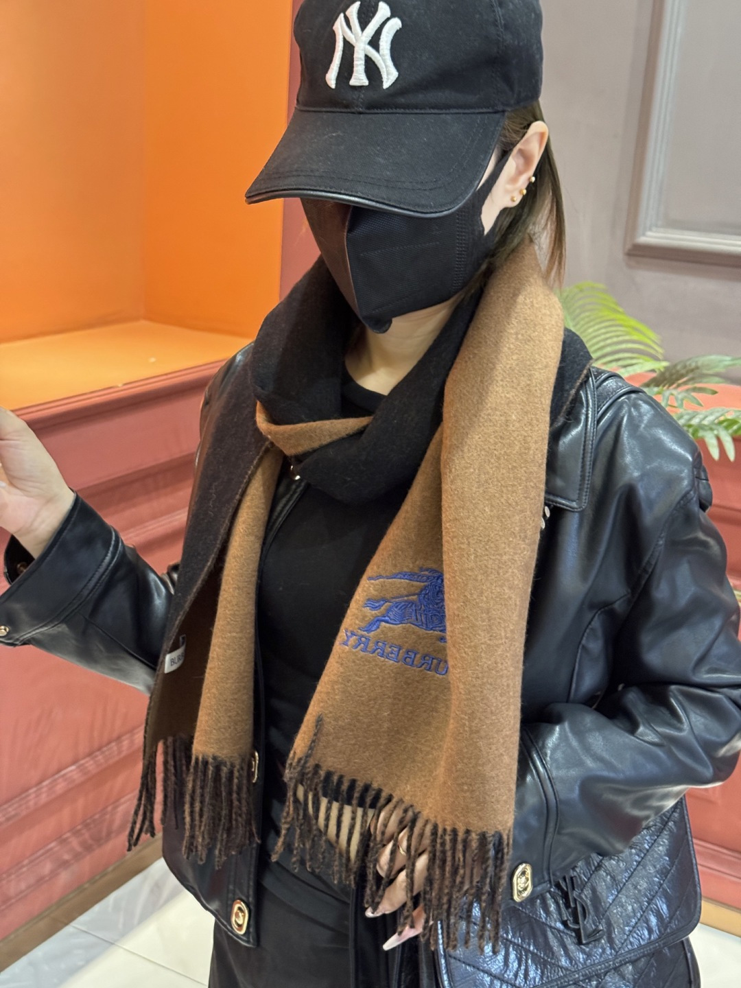 ✨✨太美了😍巴宝莉 情侣款 美到要尖叫😱专柜最新款🎊英伦欧美范儿 又是一款即时尚又实用的大围巾&长巾，🎆