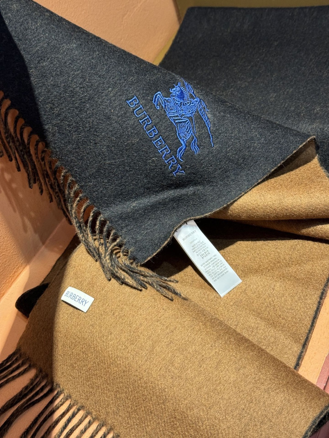 ✨✨太美了😍巴宝莉 情侣款 美到要尖叫😱专柜最新款🎊英伦欧美范儿 又是一款即时尚又实用的大围巾&长巾，🎆