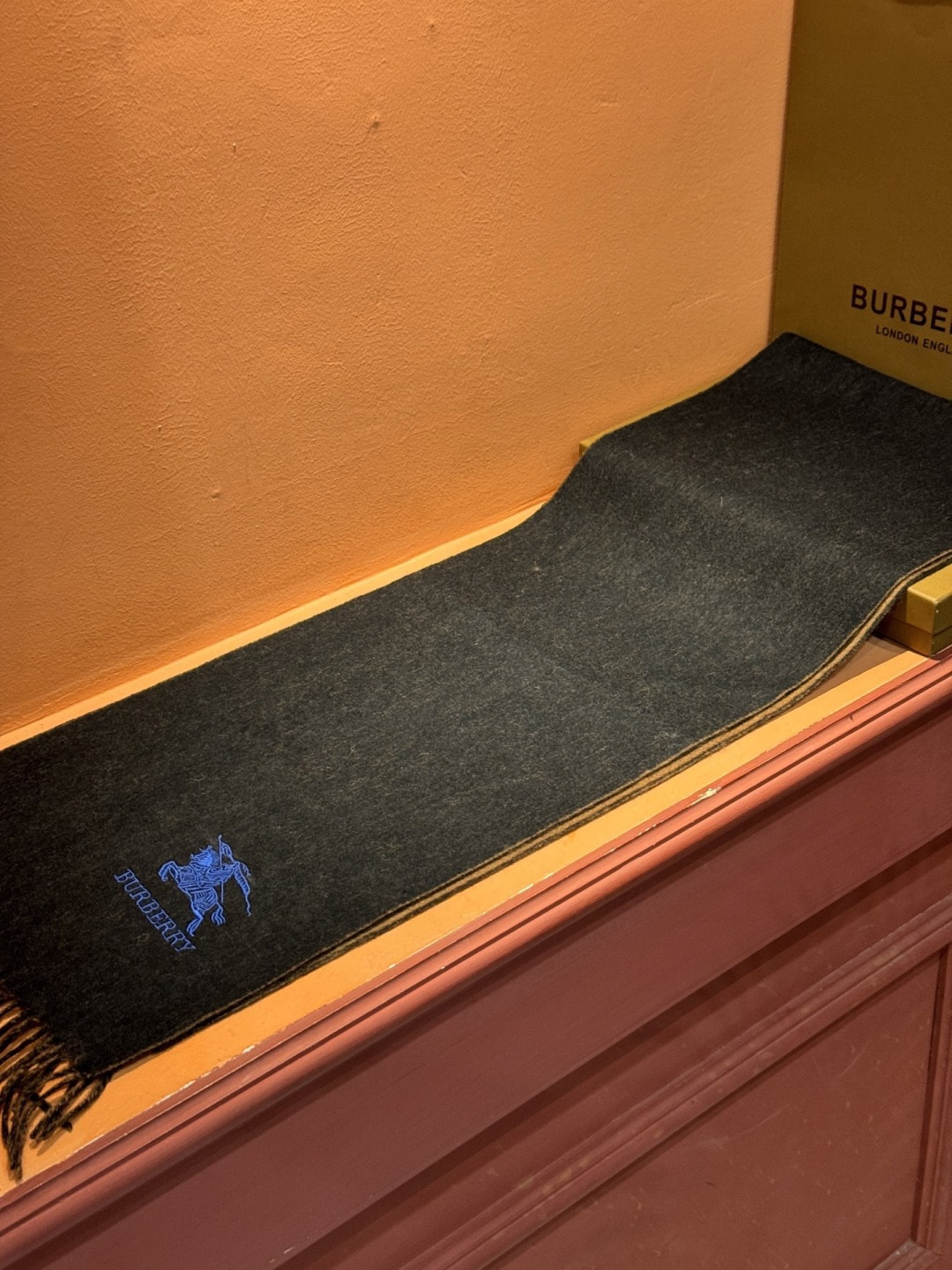 ✨✨太美了😍巴宝莉 情侣款 美到要尖叫😱专柜最新款🎊英伦欧美范儿 又是一款即时尚又实用的大围巾&长巾，🎆