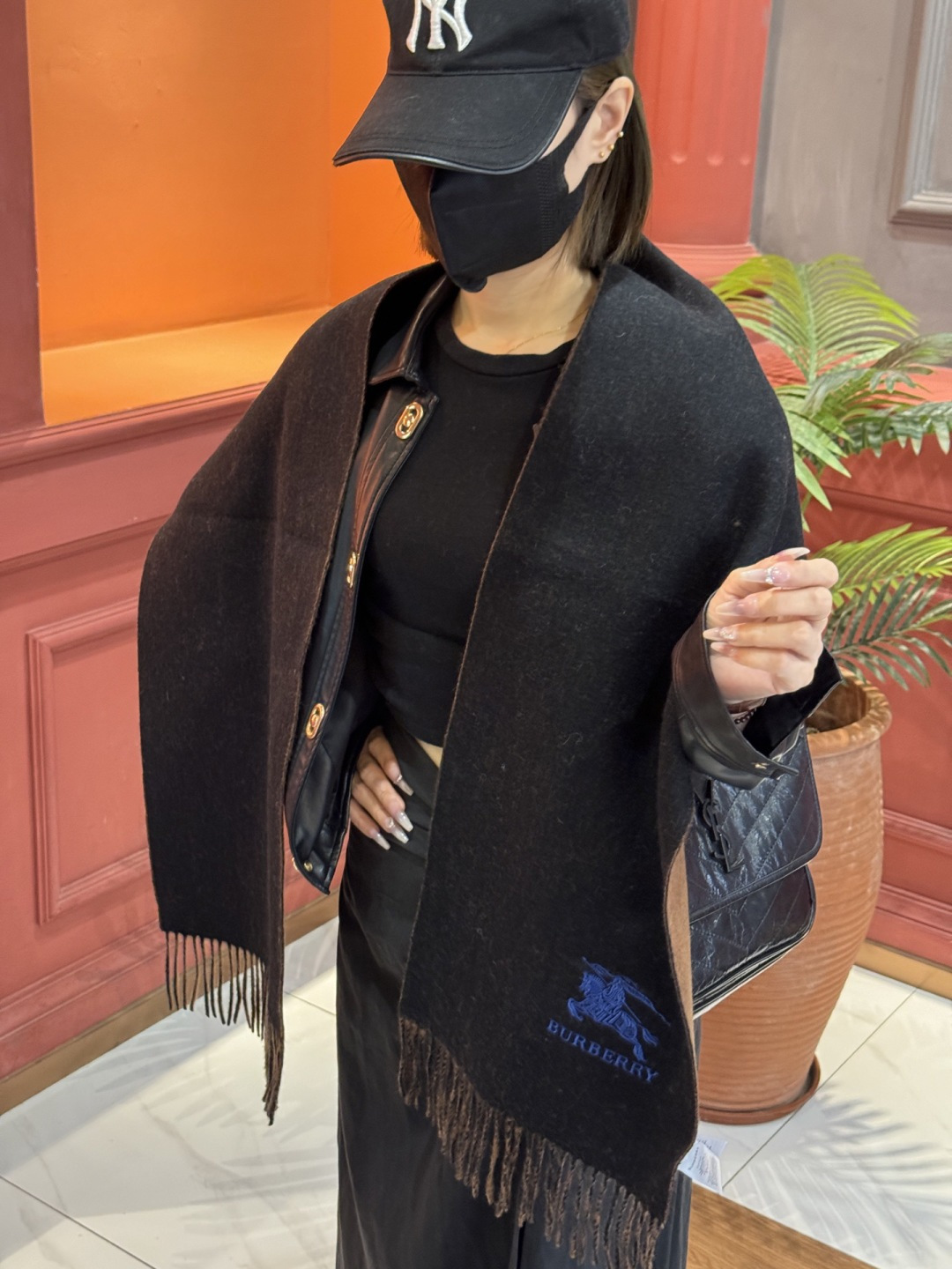 ✨✨太美了😍巴宝莉 情侣款 美到要尖叫😱专柜最新款🎊英伦欧美范儿 又是一款即时尚又实用的大围巾&长巾，🎆