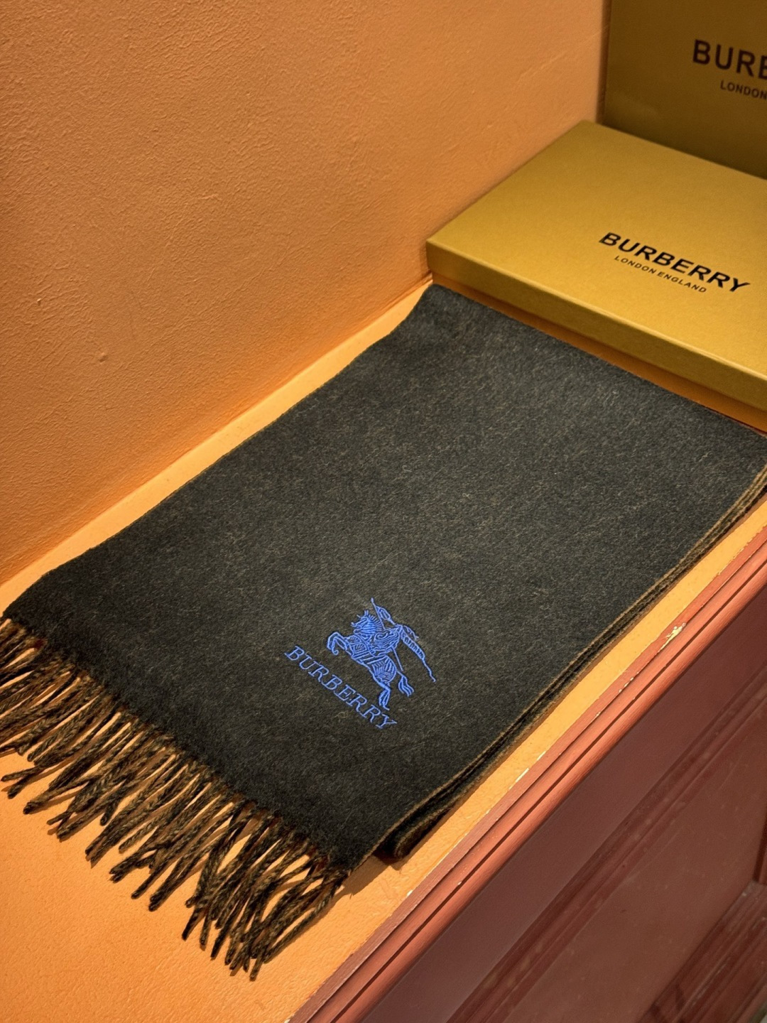 ✨✨太美了😍巴宝莉 情侣款 美到要尖叫😱专柜最新款🎊英伦欧美范儿 又是一款即时尚又实用的大围巾&长巾，🎆