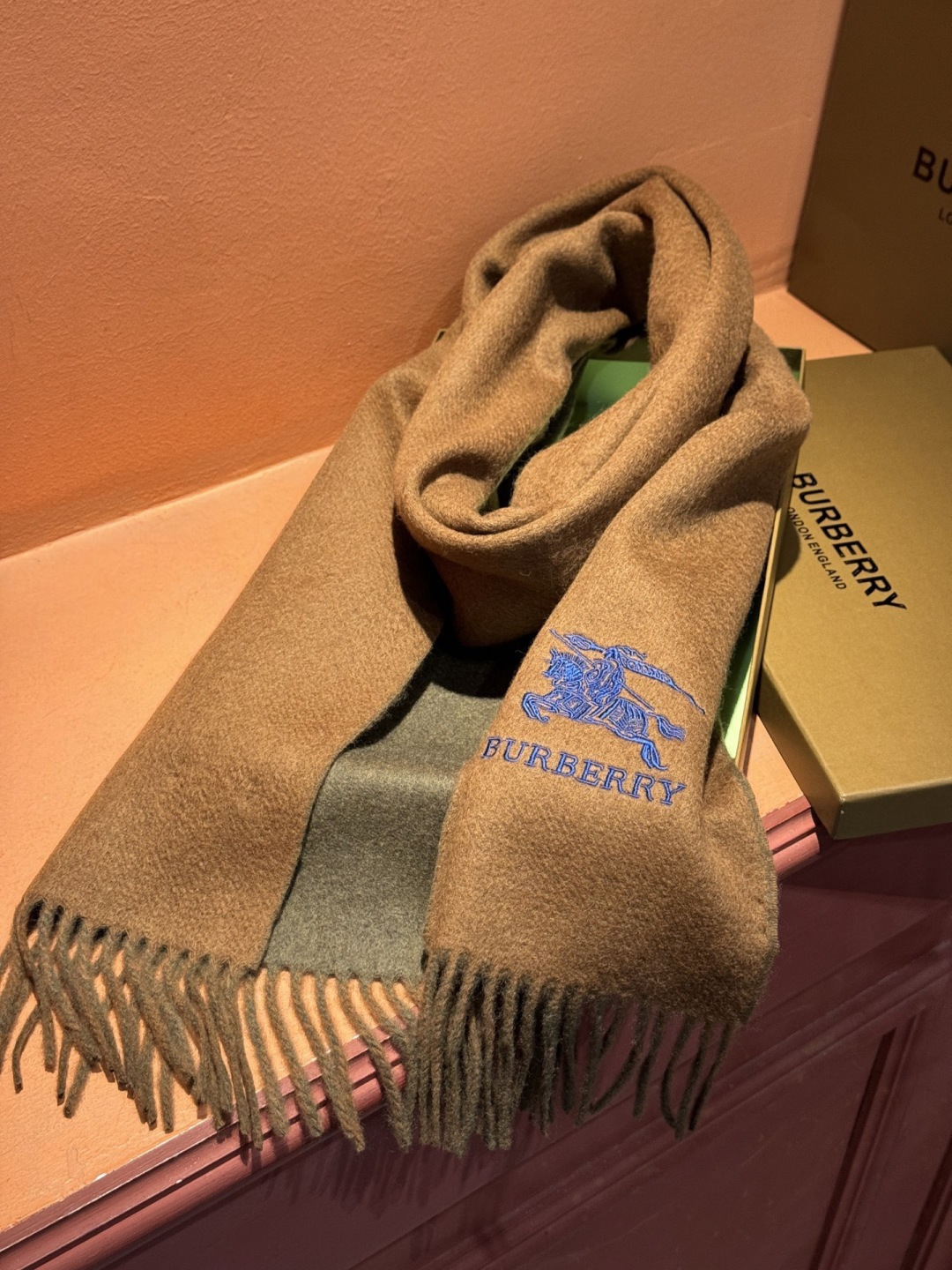 ✨✨太美了😍巴宝莉 情侣款 美到要尖叫😱专柜最新款🎊英伦欧美范儿 又是一款即时尚又实用的大围巾&长巾，🎆