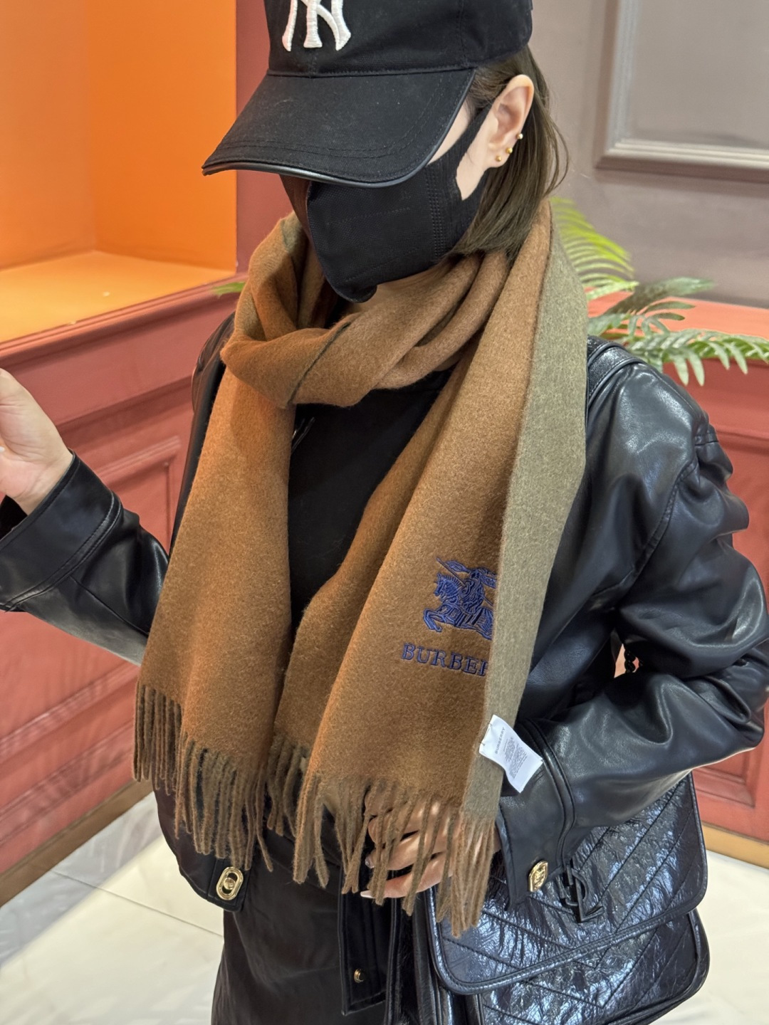 ✨✨太美了😍巴宝莉 情侣款 美到要尖叫😱专柜最新款🎊英伦欧美范儿 又是一款即时尚又实用的大围巾&长巾，🎆