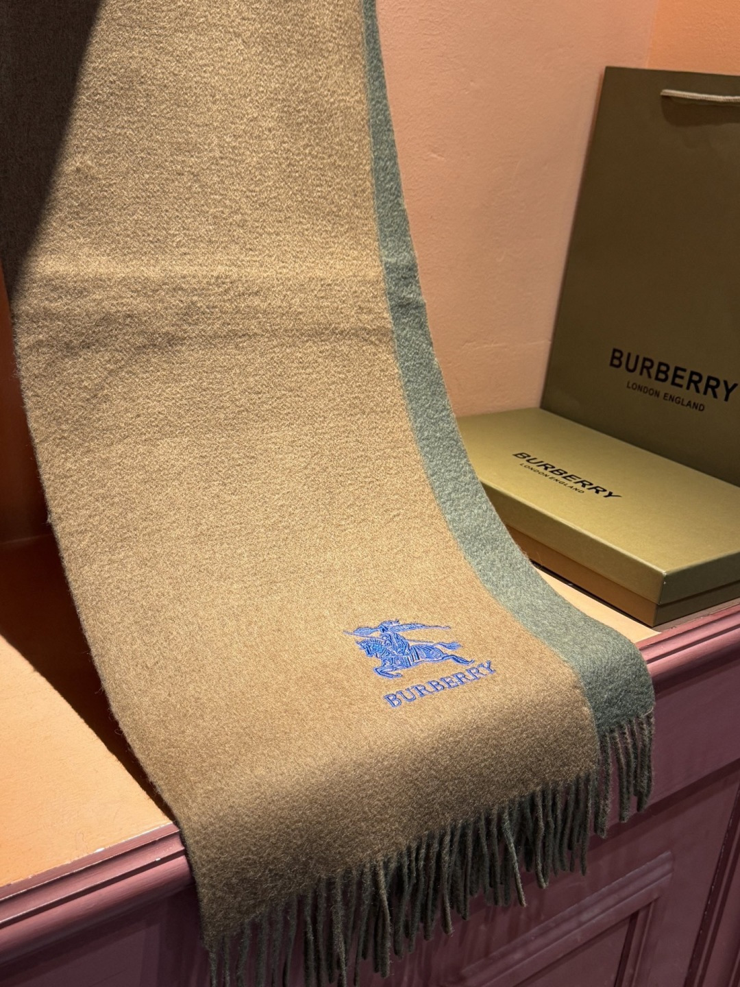 ✨✨太美了😍巴宝莉 情侣款 美到要尖叫😱专柜最新款🎊英伦欧美范儿 又是一款即时尚又实用的大围巾&长巾，🎆