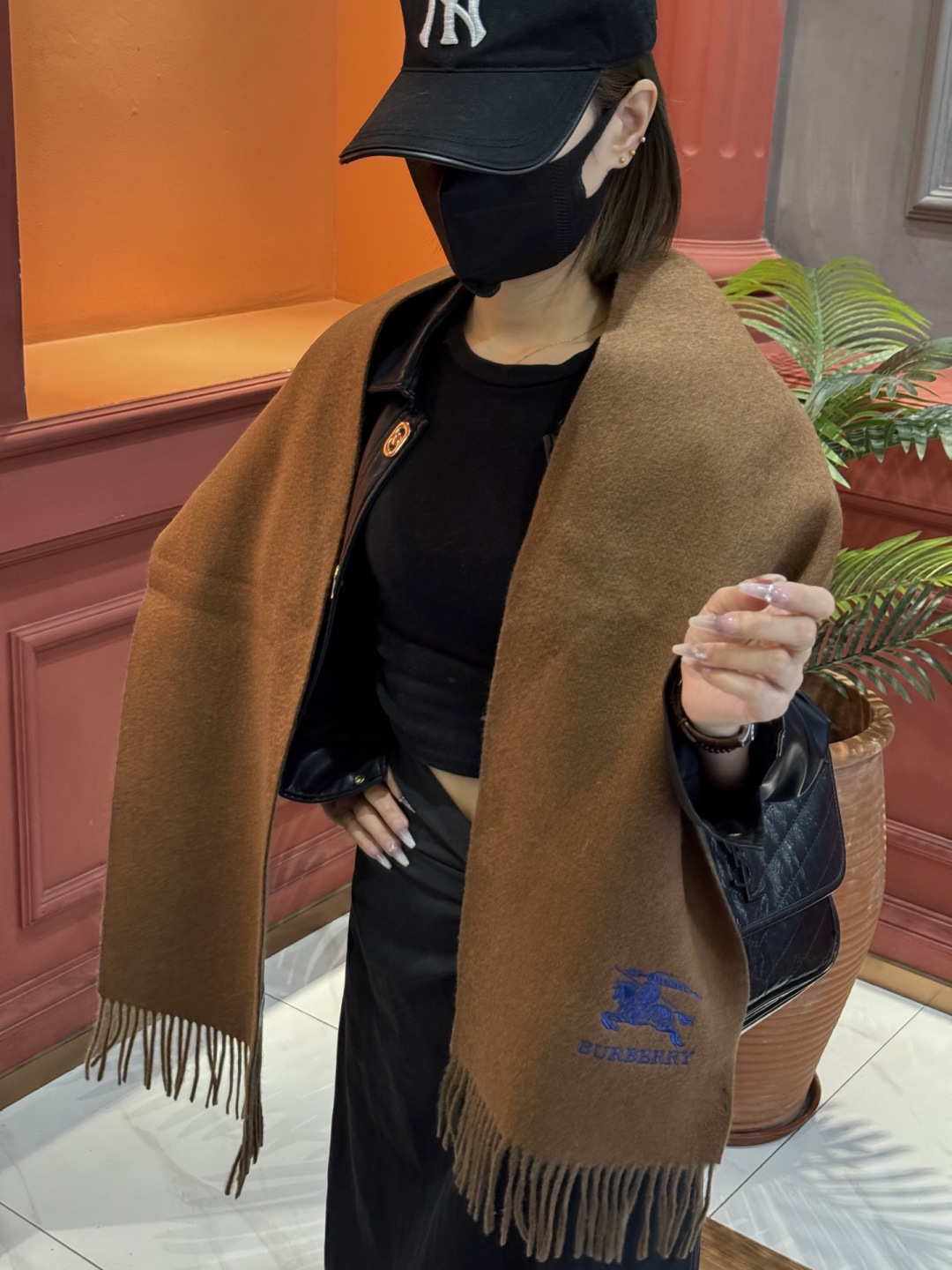 ✨✨太美了😍巴宝莉 情侣款 美到要尖叫😱专柜最新款🎊英伦欧美范儿 又是一款即时尚又实用的大围巾&长巾，🎆