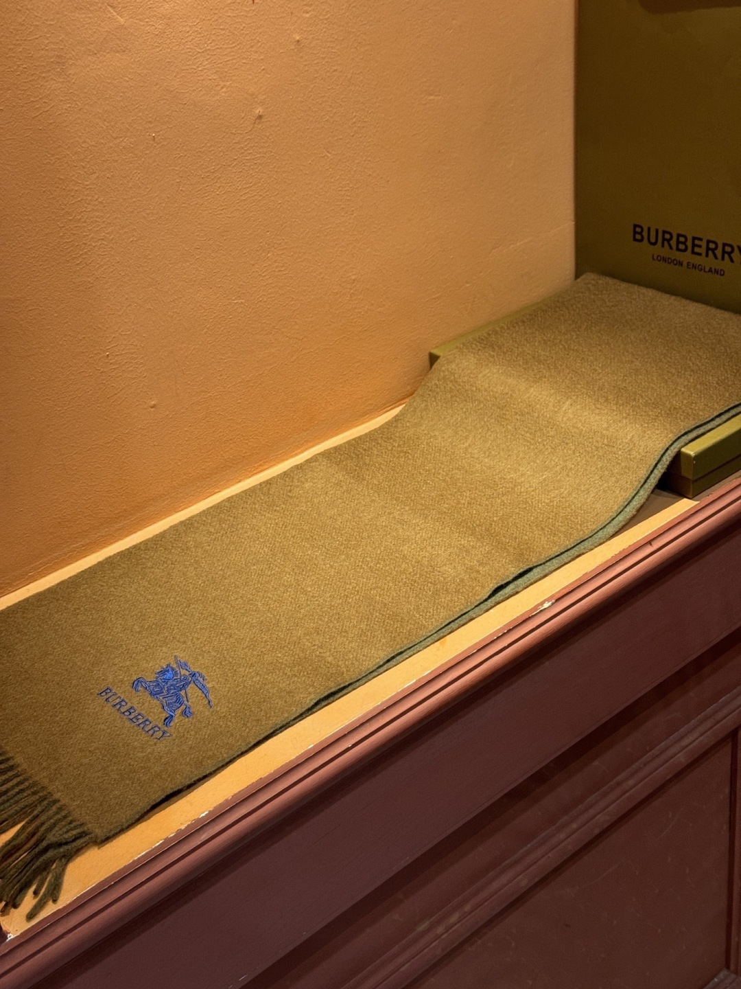 ✨✨太美了😍巴宝莉 情侣款 美到要尖叫😱专柜最新款🎊英伦欧美范儿 又是一款即时尚又实用的大围巾&长巾，🎆