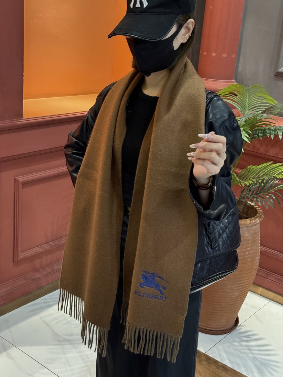 ✨✨太美了😍巴宝莉 情侣款 美到要尖叫😱专柜最新款🎊英伦欧美范儿 又是一款即时尚又实用的大围巾&长巾，🎆