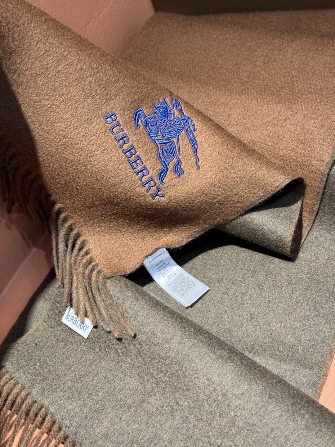 ✨✨太美了😍巴宝莉 情侣款 美到要尖叫😱专柜最新款🎊英伦欧美范儿 又是一款即时尚又实用的大围巾&长巾，🎆