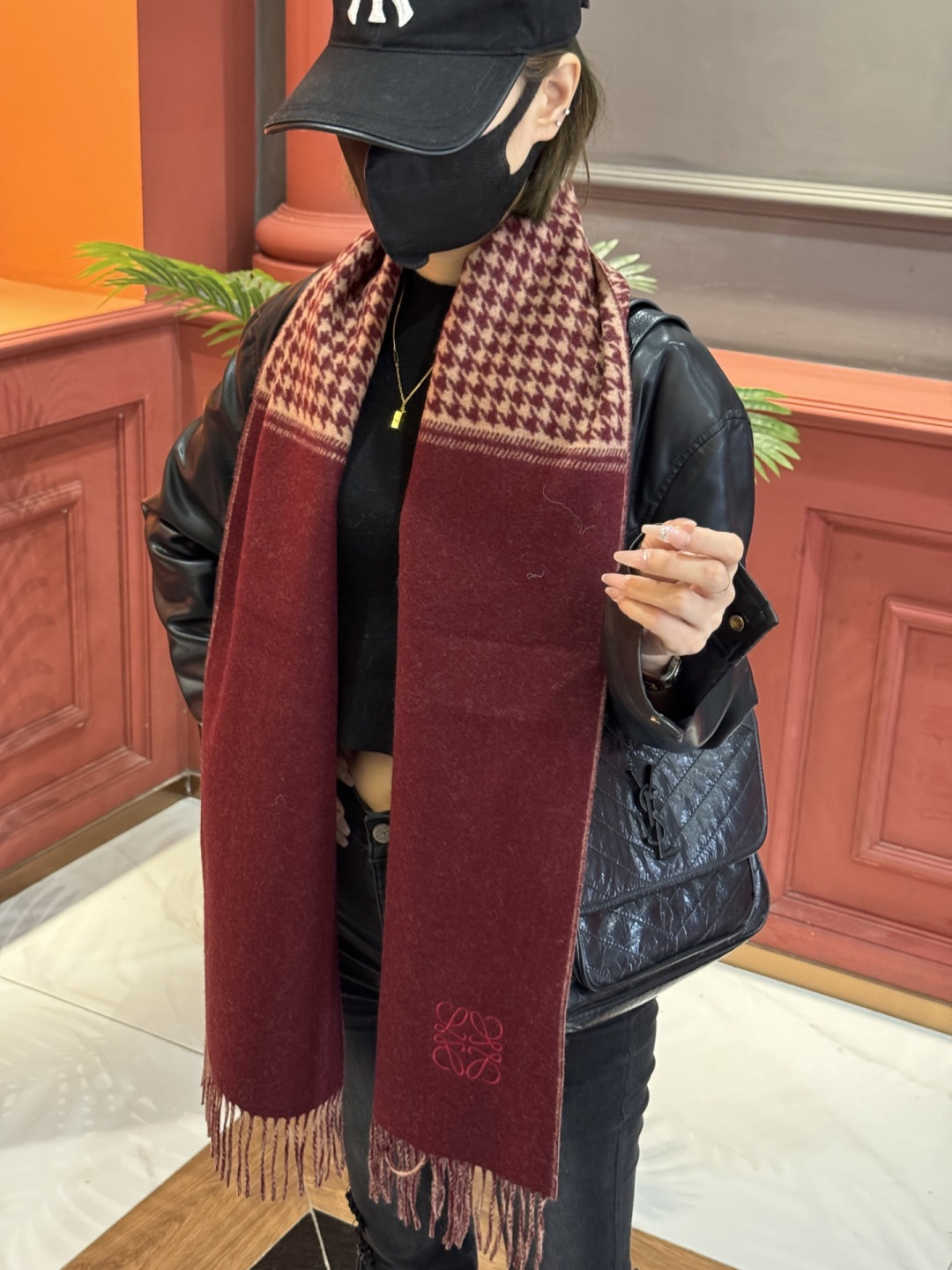 罗意威👍巴黎时装展商务男士女士通用双面羊绒披肩。代工厂臻选上乘的超细羊绒纤维 进行纯手工精梳处理 耗时耗