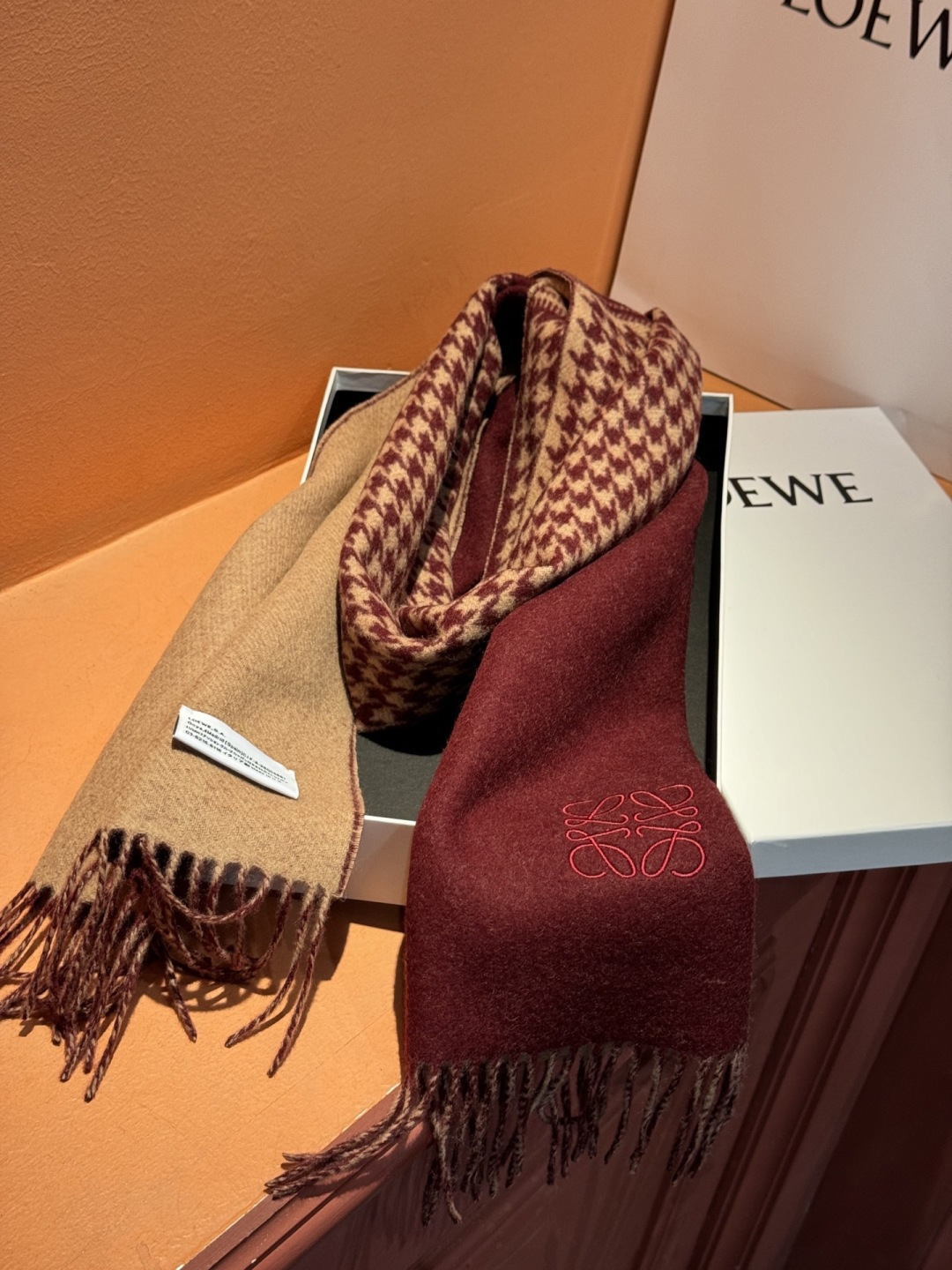 罗意威👍巴黎时装展商务男士女士通用双面羊绒披肩。代工厂臻选上乘的超细羊绒纤维 进行纯手工精梳处理 耗时耗