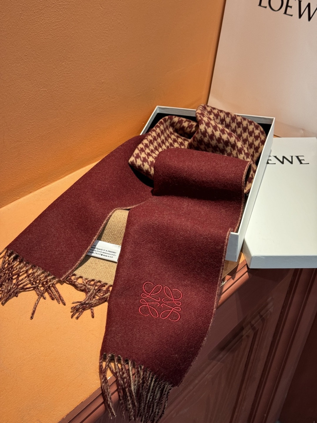 罗意威👍巴黎时装展商务男士女士通用双面羊绒披肩。代工厂臻选上乘的超细羊绒纤维 进行纯手工精梳处理 耗时耗