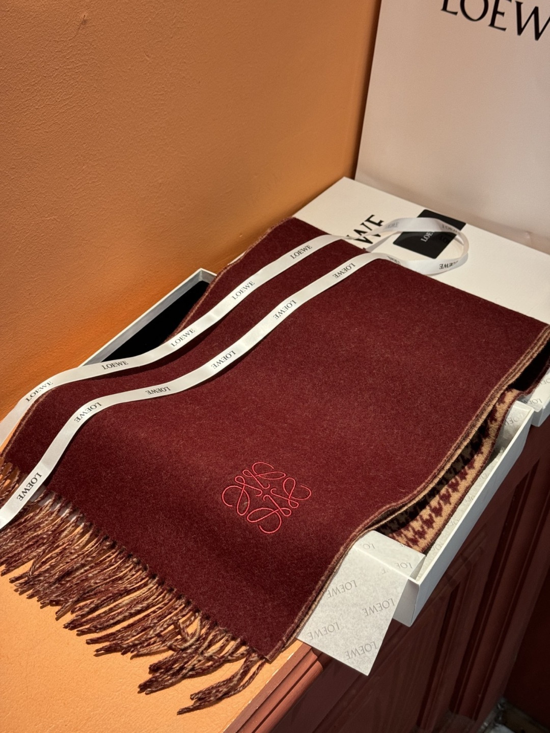 罗意威👍巴黎时装展商务男士女士通用双面羊绒披肩。代工厂臻选上乘的超细羊绒纤维 进行纯手工精梳处理 耗时耗