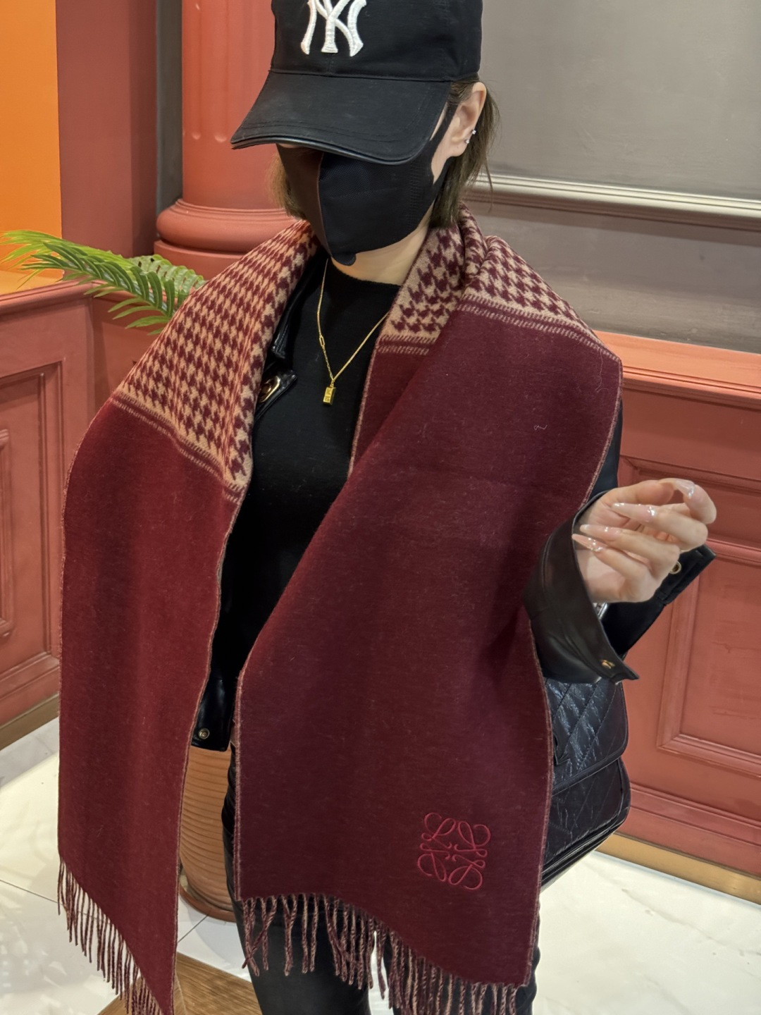 罗意威👍巴黎时装展商务男士女士通用双面羊绒披肩。代工厂臻选上乘的超细羊绒纤维 进行纯手工精梳处理 耗时耗