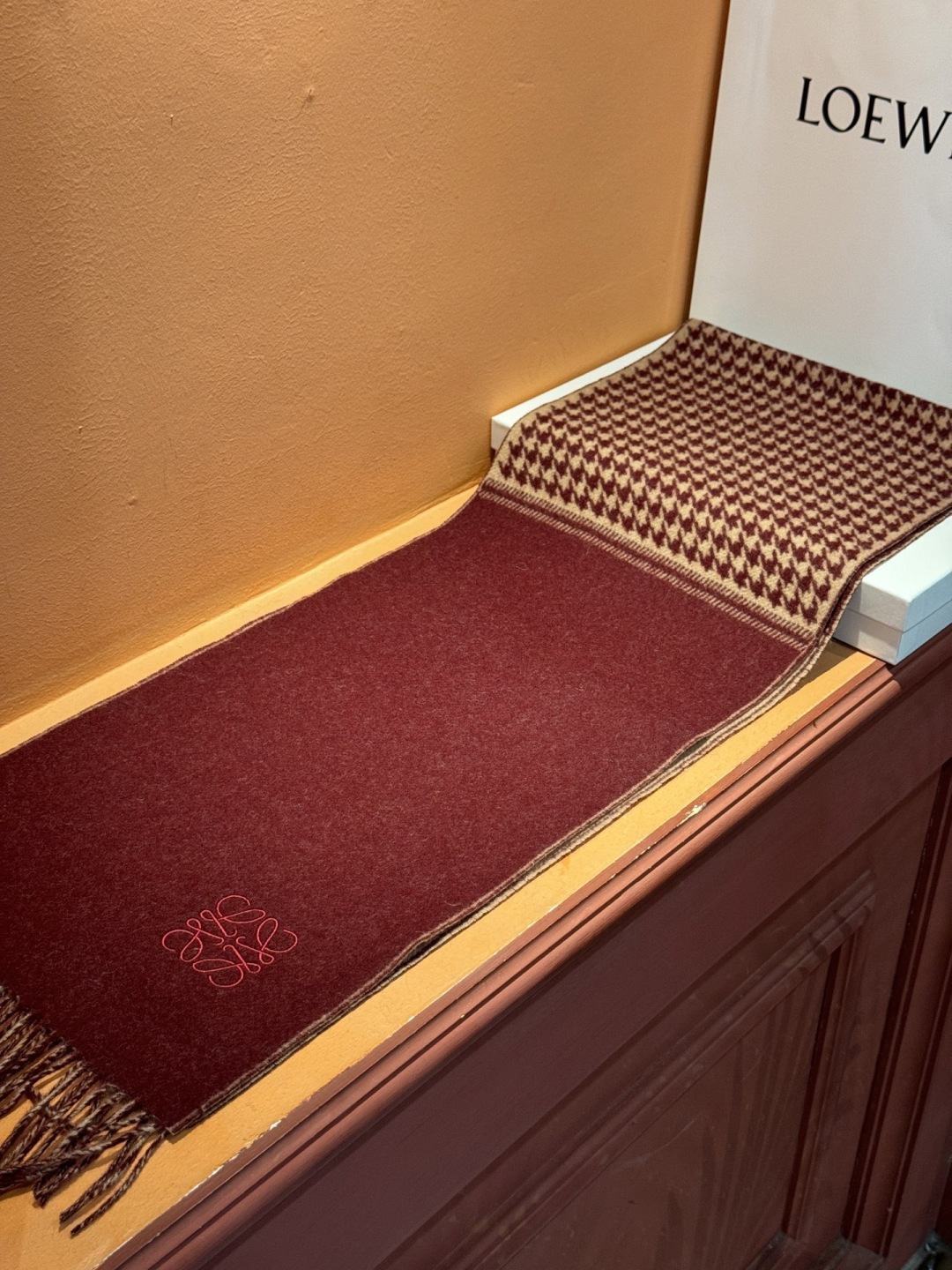 罗意威👍巴黎时装展商务男士女士通用双面羊绒披肩。代工厂臻选上乘的超细羊绒纤维 进行纯手工精梳处理 耗时耗