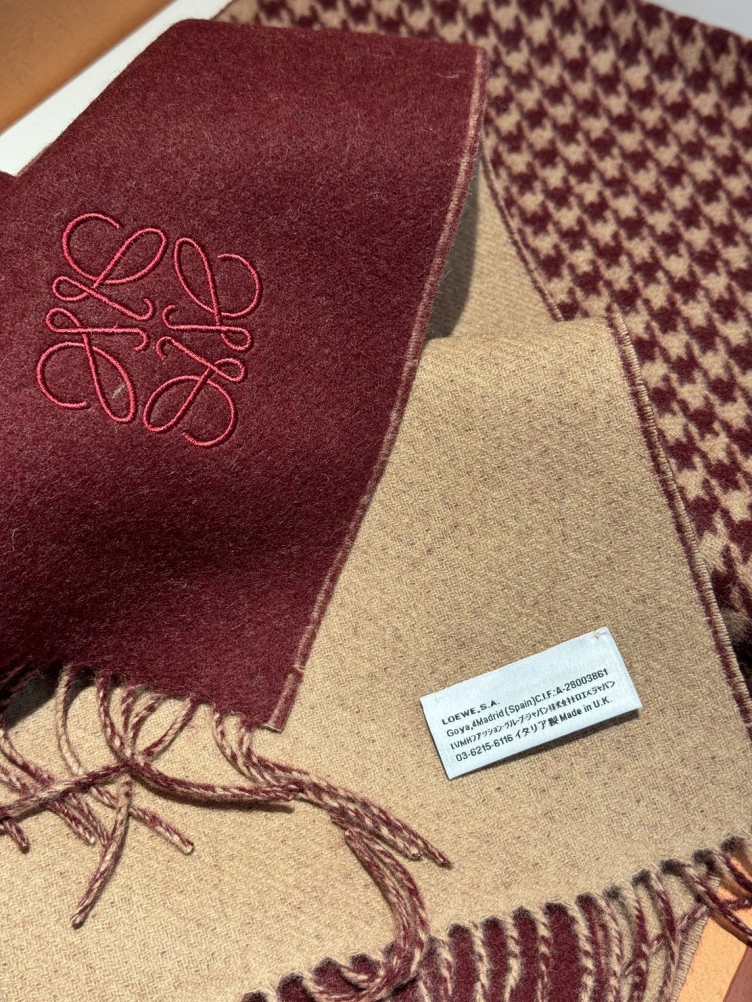 罗意威👍巴黎时装展商务男士女士通用双面羊绒披肩。代工厂臻选上乘的超细羊绒纤维 进行纯手工精梳处理 耗时耗