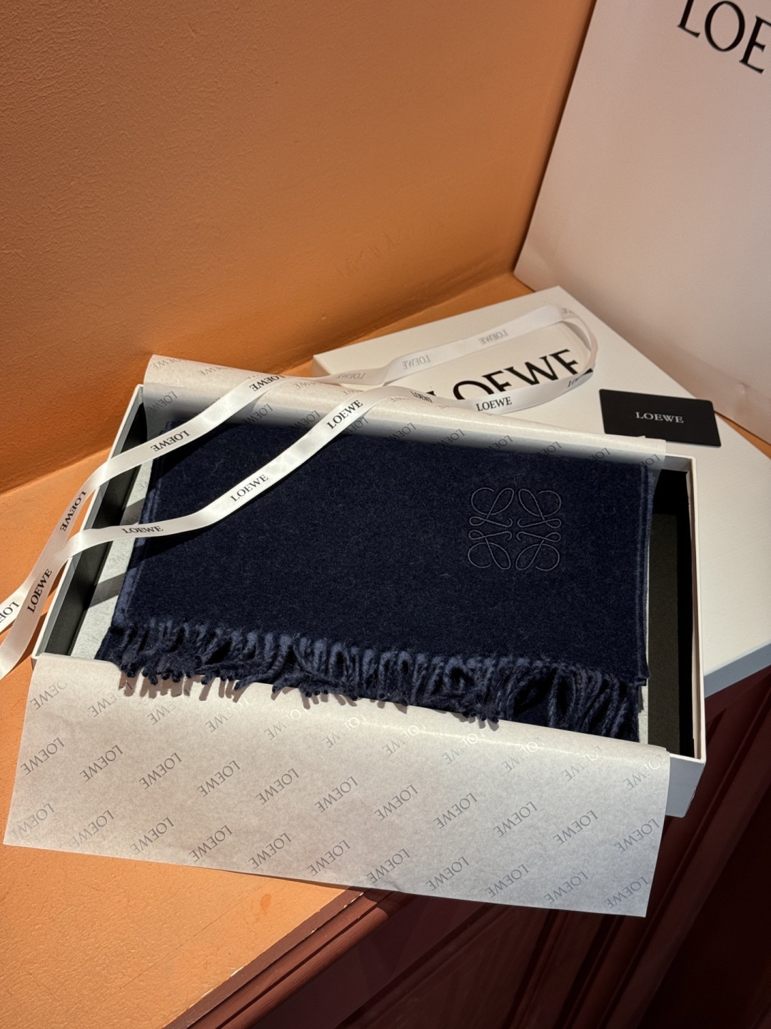 罗意威👍巴黎时装展商务男士女士通用双面羊绒披肩。代工厂臻选上乘的超细羊绒纤维 进行纯手工精梳处理 耗时耗