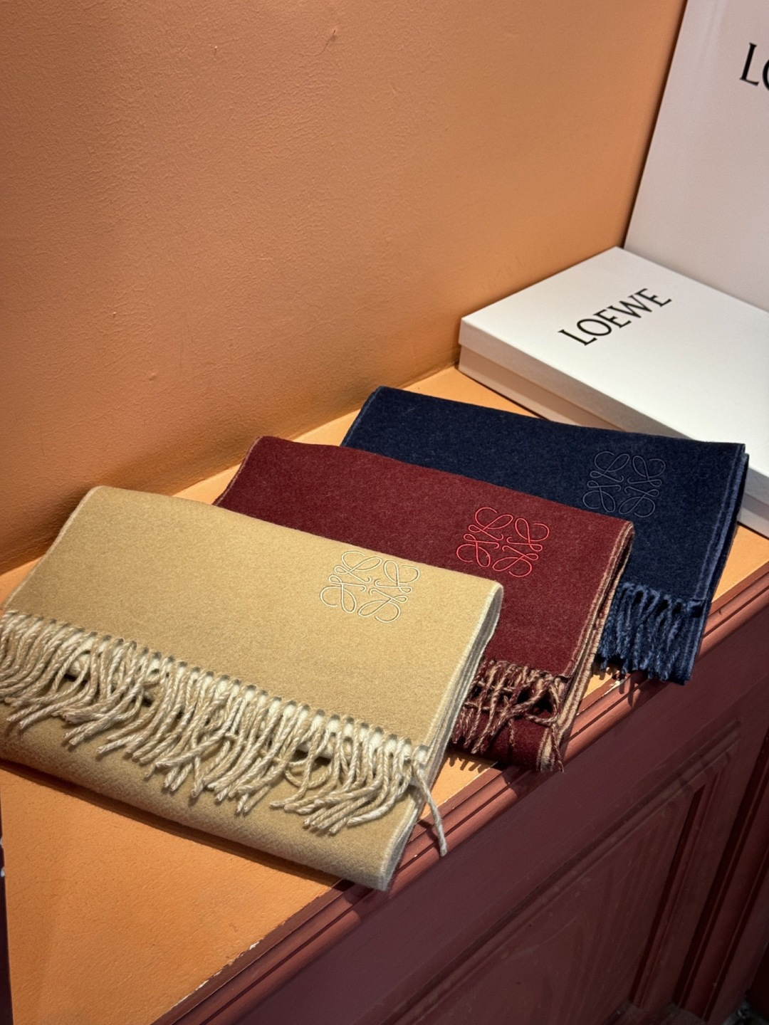 罗意威👍巴黎时装展商务男士女士通用双面羊绒披肩。代工厂臻选上乘的超细羊绒纤维 进行纯手工精梳处理 耗时耗