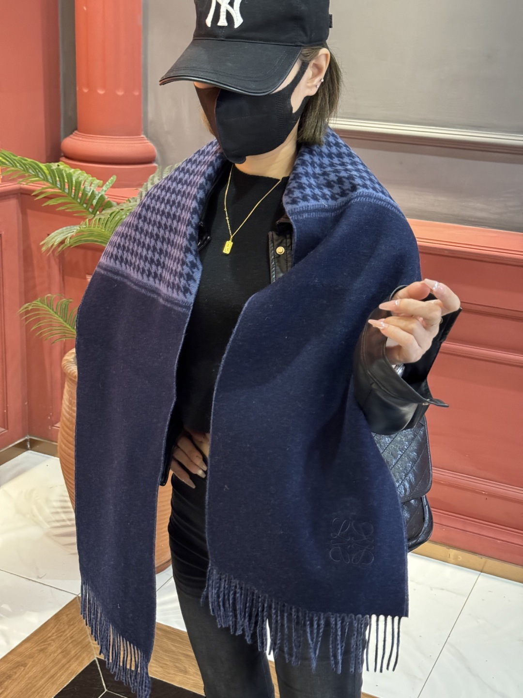 罗意威👍巴黎时装展商务男士女士通用双面羊绒披肩。代工厂臻选上乘的超细羊绒纤维 进行纯手工精梳处理 耗时耗