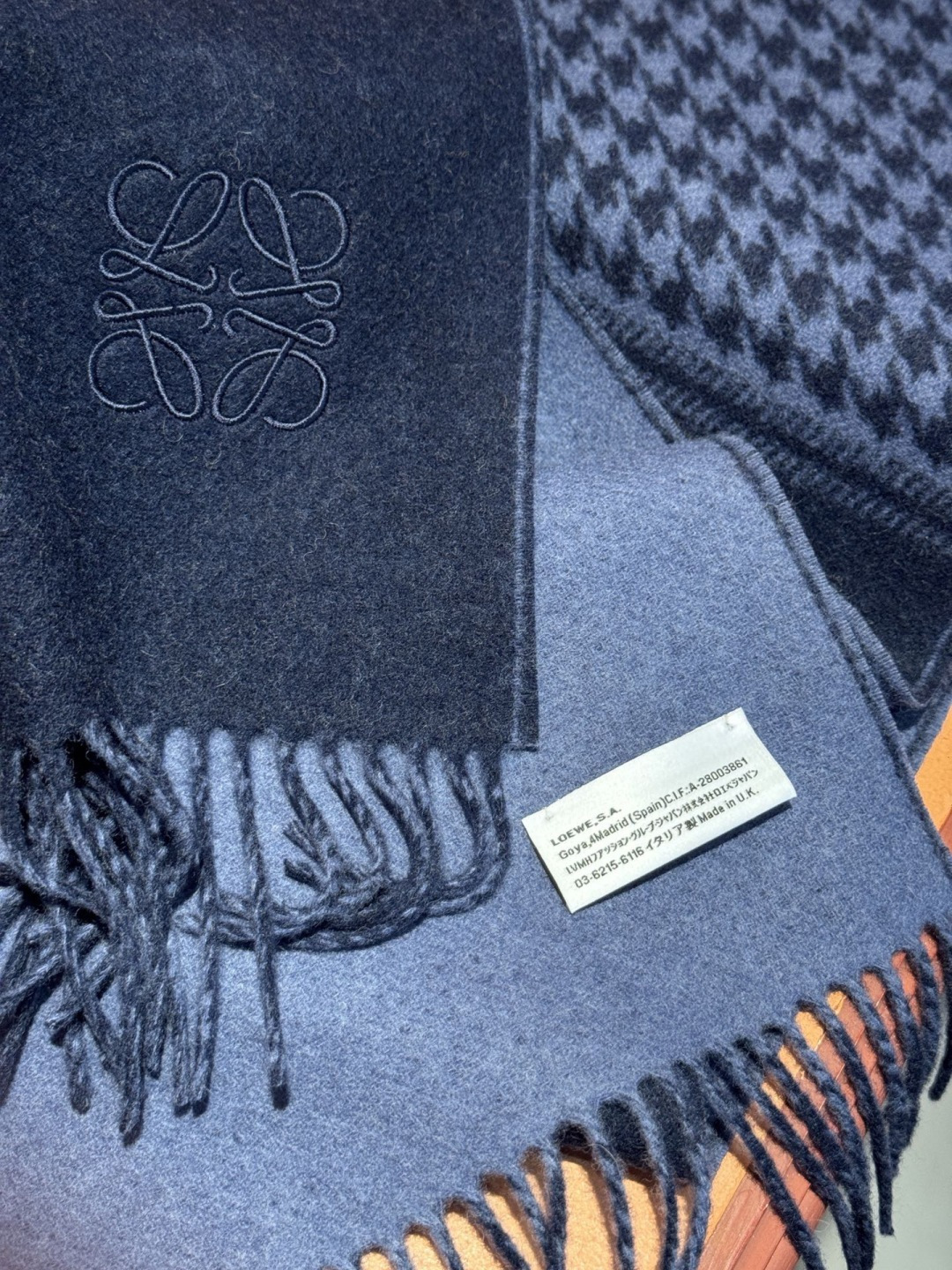 罗意威👍巴黎时装展商务男士女士通用双面羊绒披肩。代工厂臻选上乘的超细羊绒纤维 进行纯手工精梳处理 耗时耗