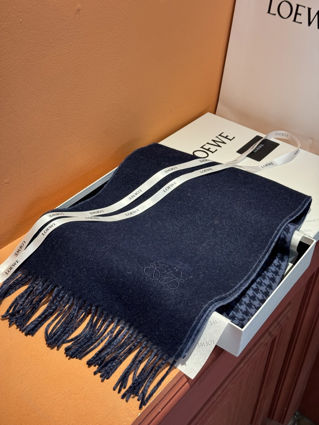 罗意威👍巴黎时装展商务男士女士通用双面羊绒披肩。代工厂臻选上乘的超细羊绒纤维 进行纯手工精梳处理 耗时耗