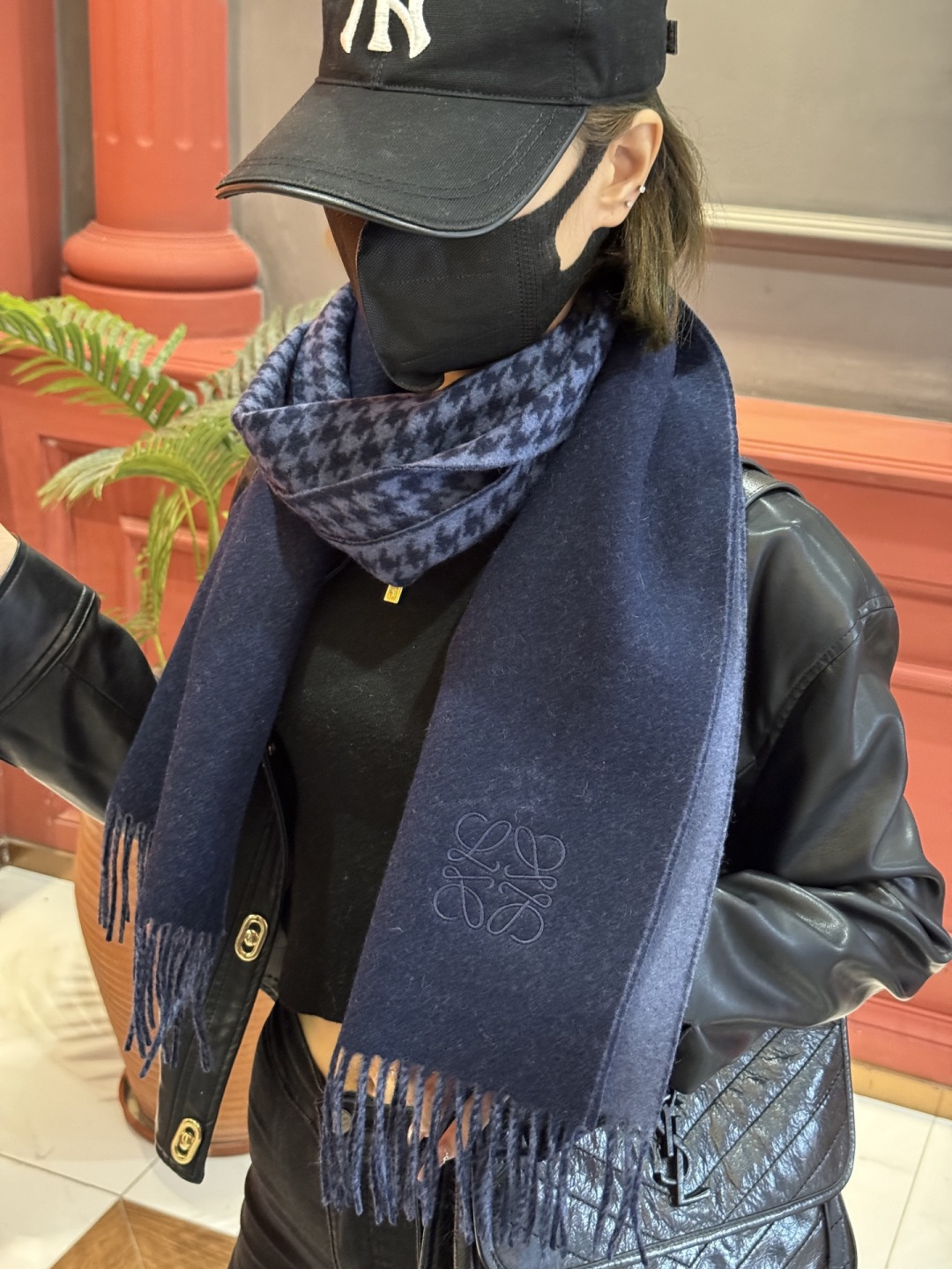 罗意威👍巴黎时装展商务男士女士通用双面羊绒披肩。代工厂臻选上乘的超细羊绒纤维 进行纯手工精梳处理 耗时耗