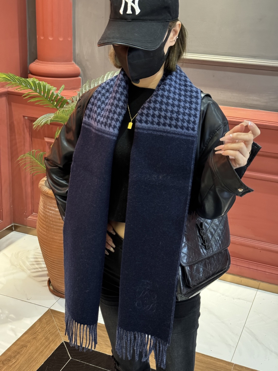 罗意威👍巴黎时装展商务男士女士通用双面羊绒披肩。代工厂臻选上乘的超细羊绒纤维 进行纯手工精梳处理 耗时耗