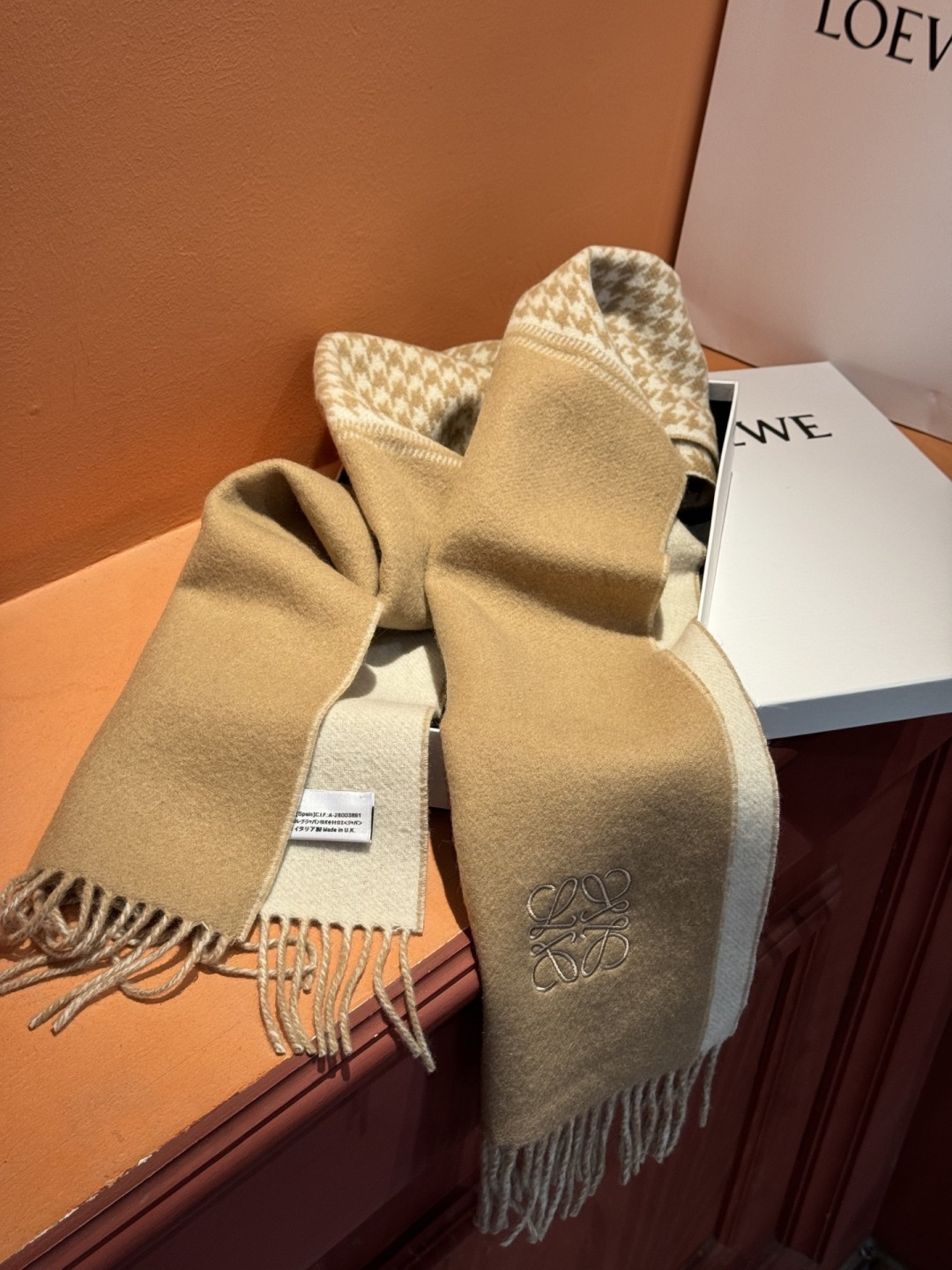 罗意威👍巴黎时装展商务男士女士通用双面羊绒披肩。代工厂臻选上乘的超细羊绒纤维 进行纯手工精梳处理 耗时耗