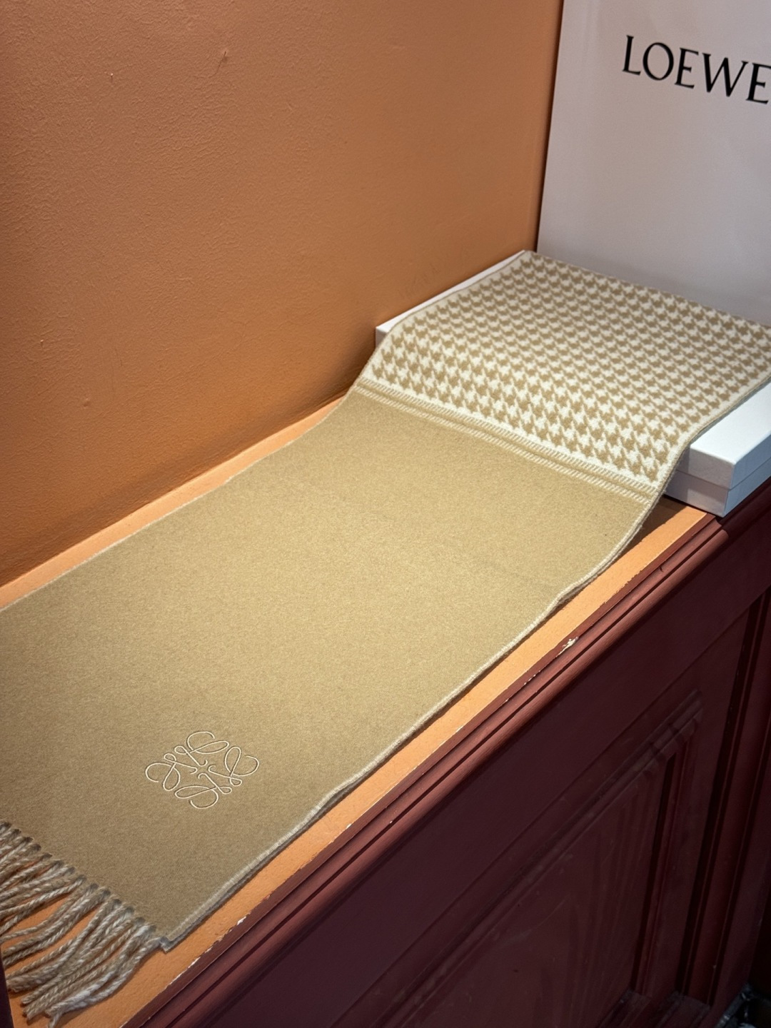 罗意威👍巴黎时装展商务男士女士通用双面羊绒披肩。代工厂臻选上乘的超细羊绒纤维 进行纯手工精梳处理 耗时耗