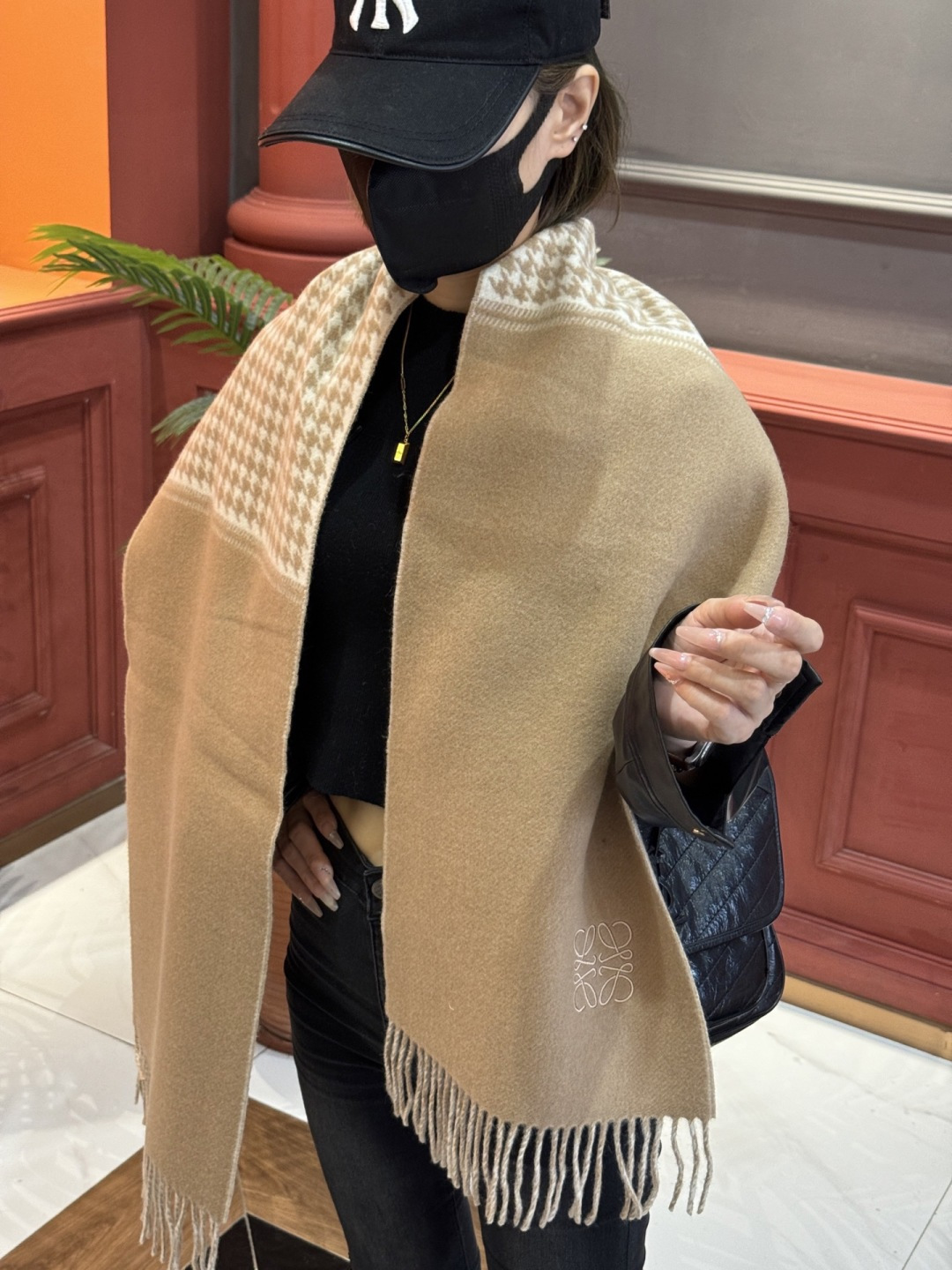 罗意威👍巴黎时装展商务男士女士通用双面羊绒披肩。代工厂臻选上乘的超细羊绒纤维 进行纯手工精梳处理 耗时耗