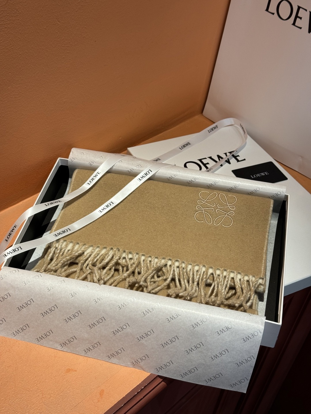 罗意威👍巴黎时装展商务男士女士通用双面羊绒披肩。代工厂臻选上乘的超细羊绒纤维 进行纯手工精梳处理 耗时耗