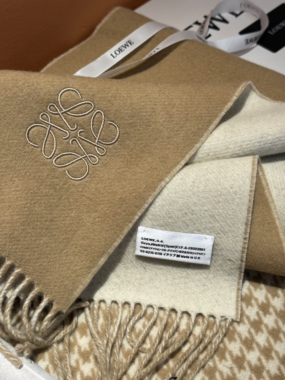 罗意威👍巴黎时装展商务男士女士通用双面羊绒披肩。代工厂臻选上乘的超细羊绒纤维 进行纯手工精梳处理 耗时耗