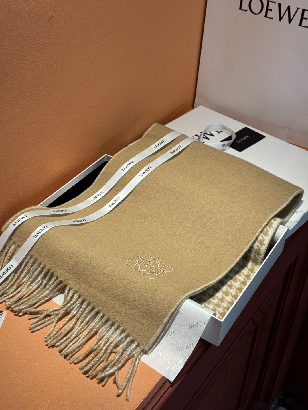 罗意威👍巴黎时装展商务男士女士通用双面羊绒披肩。代工厂臻选上乘的超细羊绒纤维 进行纯手工精梳处理 耗时耗